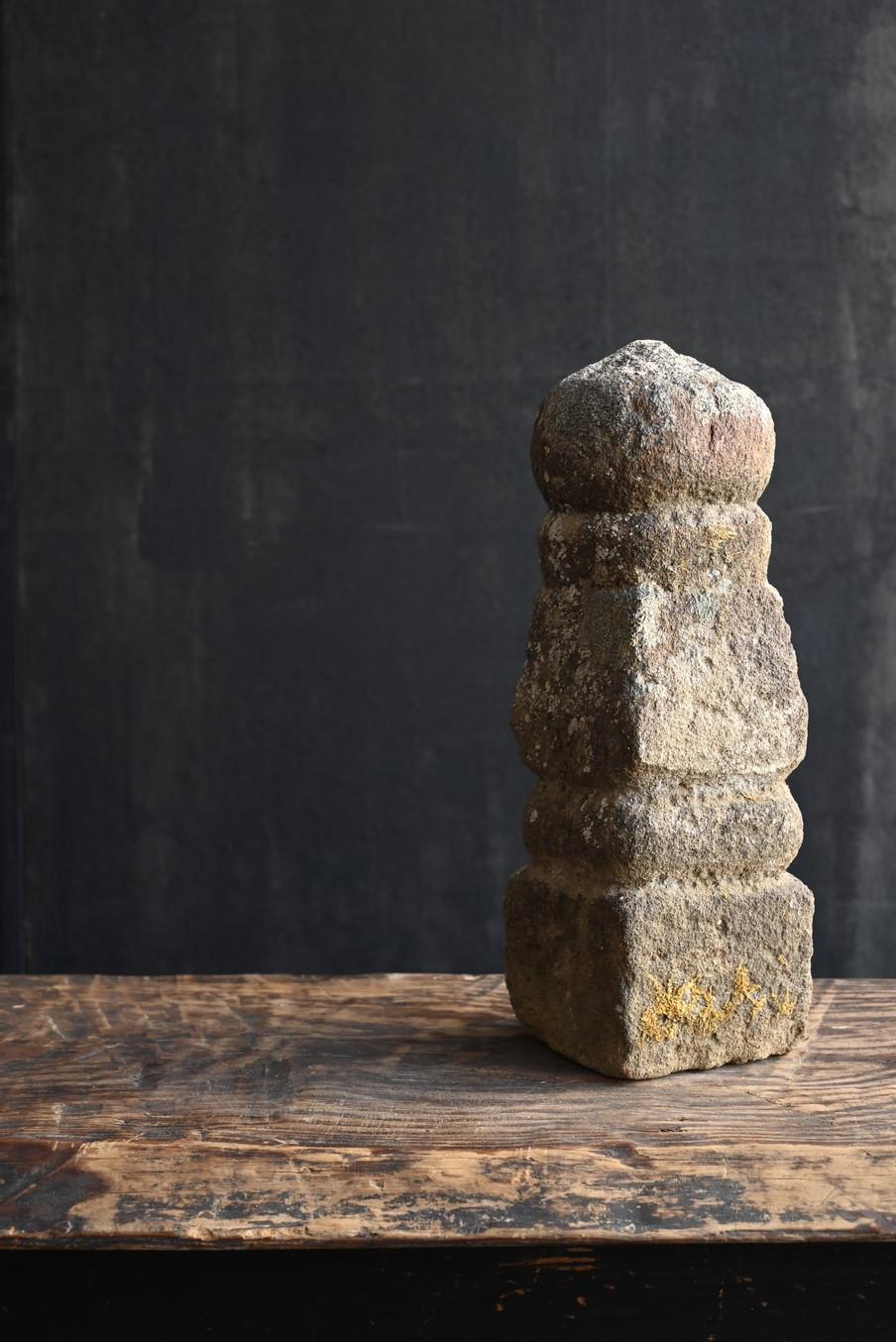 Japanischer antiker fünfreihiger japanischer Steinturm aus Stein/1500 bis 1600er Jahre/Gartenobjekt/Wabisabi (Handgeschnitzt) im Angebot