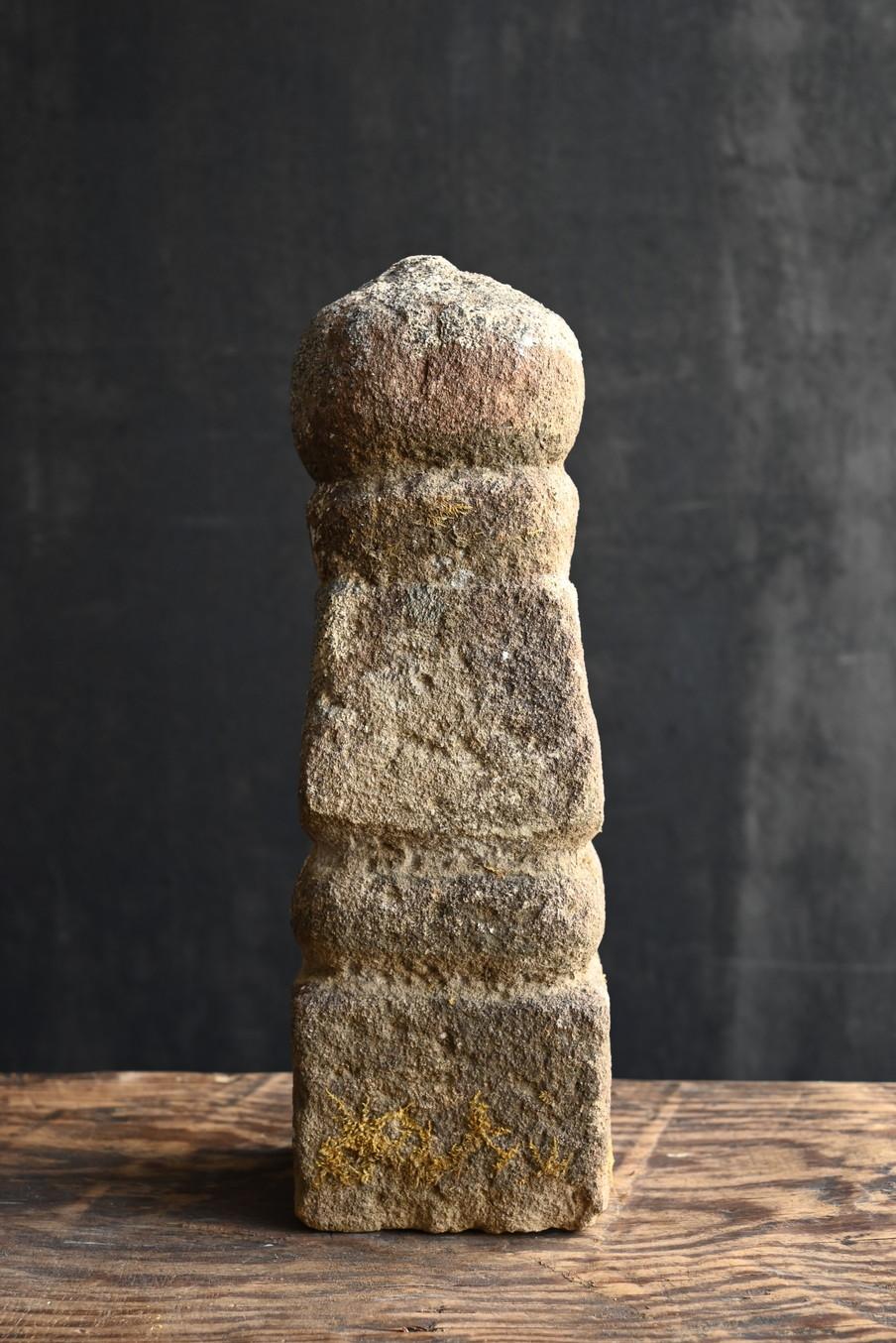 Sandstone Japanese antique stone five-ring tower/1500 to 1600s/Garden object/Wabisabi For Sale