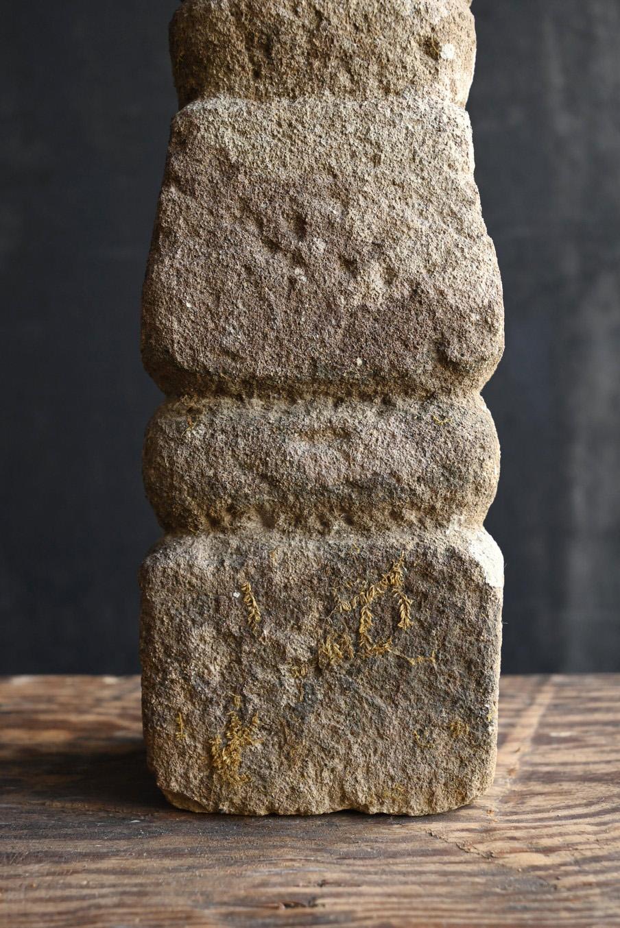 Japanischer antiker fünfreihiger japanischer Steinturm aus Stein/1500 bis 1600er Jahre/Gartenobjekt/Wabisabi im Angebot 2