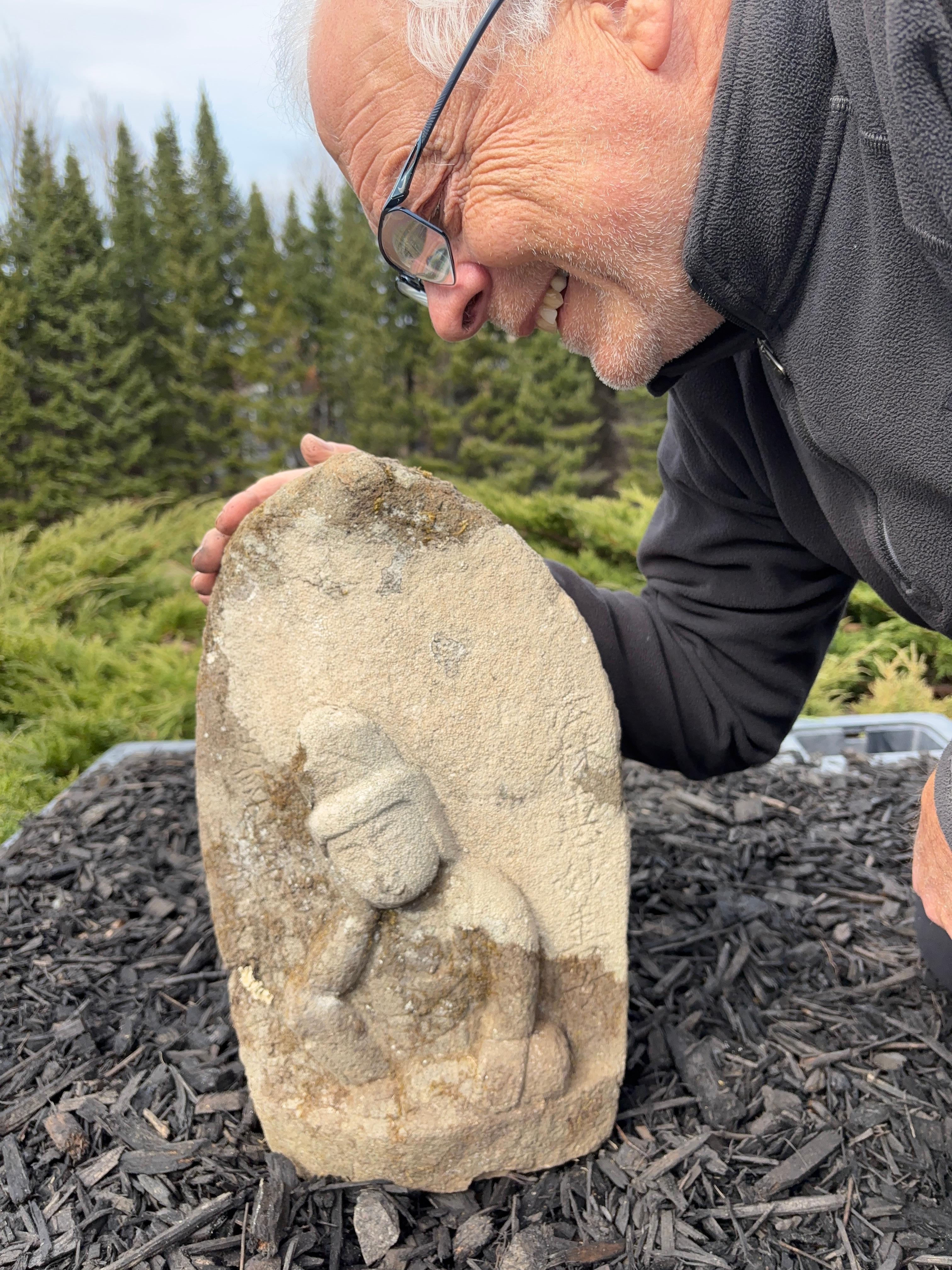 Groß, schön und signiert

Aus unseren jüngsten japanischen Akquisitionen

Ein früher und schwer zu findender Japaner  handgeschnitzter Steinkanon in einer Mudra der Kontemplation. Nyoirin Kannon Bosatsu ist wunderschön in der charakteristischen