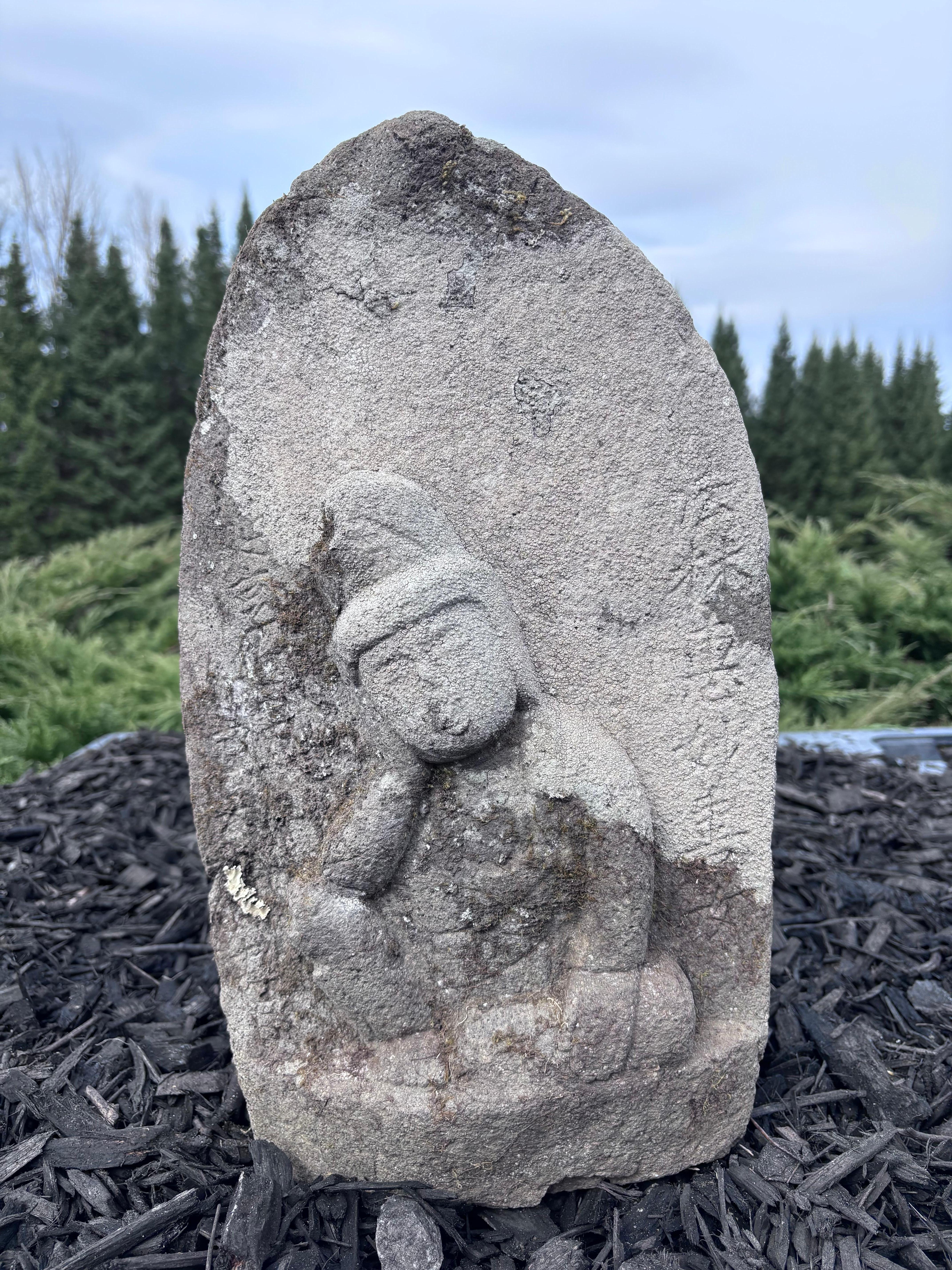 Japanischer antiker Steingarten Kanon Guan Yin in Royal Ease 19.Jh. (Edo) im Angebot