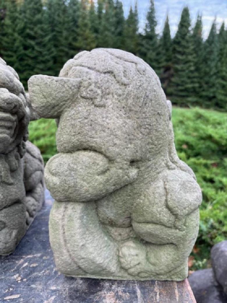 Paar japanische antike Guardians aus Stein, „Komainu“, handgeschnitzt  3