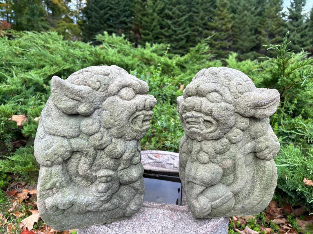 Paar japanische antike Guardians aus Stein, „Komainu“, handgeschnitzt  6
