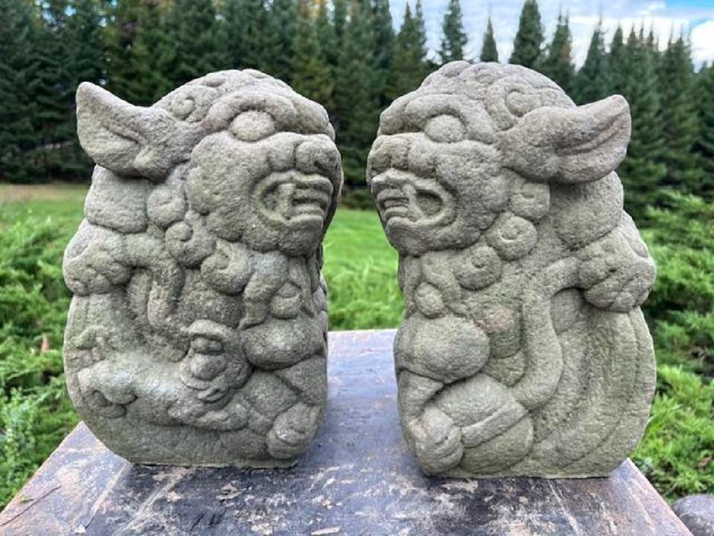 Paar japanische antike Guardians aus Stein, „Komainu“, handgeschnitzt  (Handgeschnitzt)