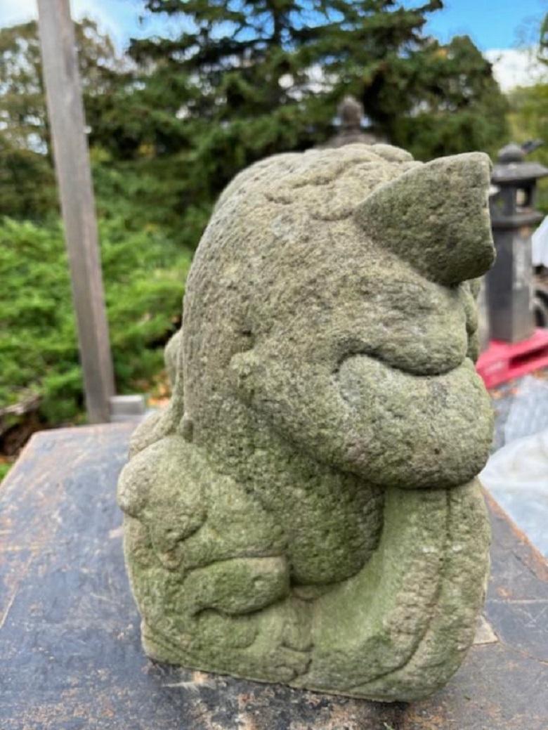 Paar japanische antike Guardians aus Stein, „Komainu“, handgeschnitzt  (20. Jahrhundert)