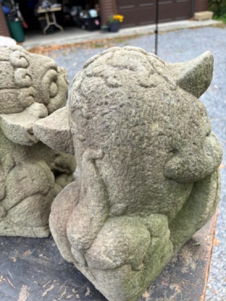 Paar japanische antike Guardians aus Stein, „Komainu“, handgeschnitzt  1