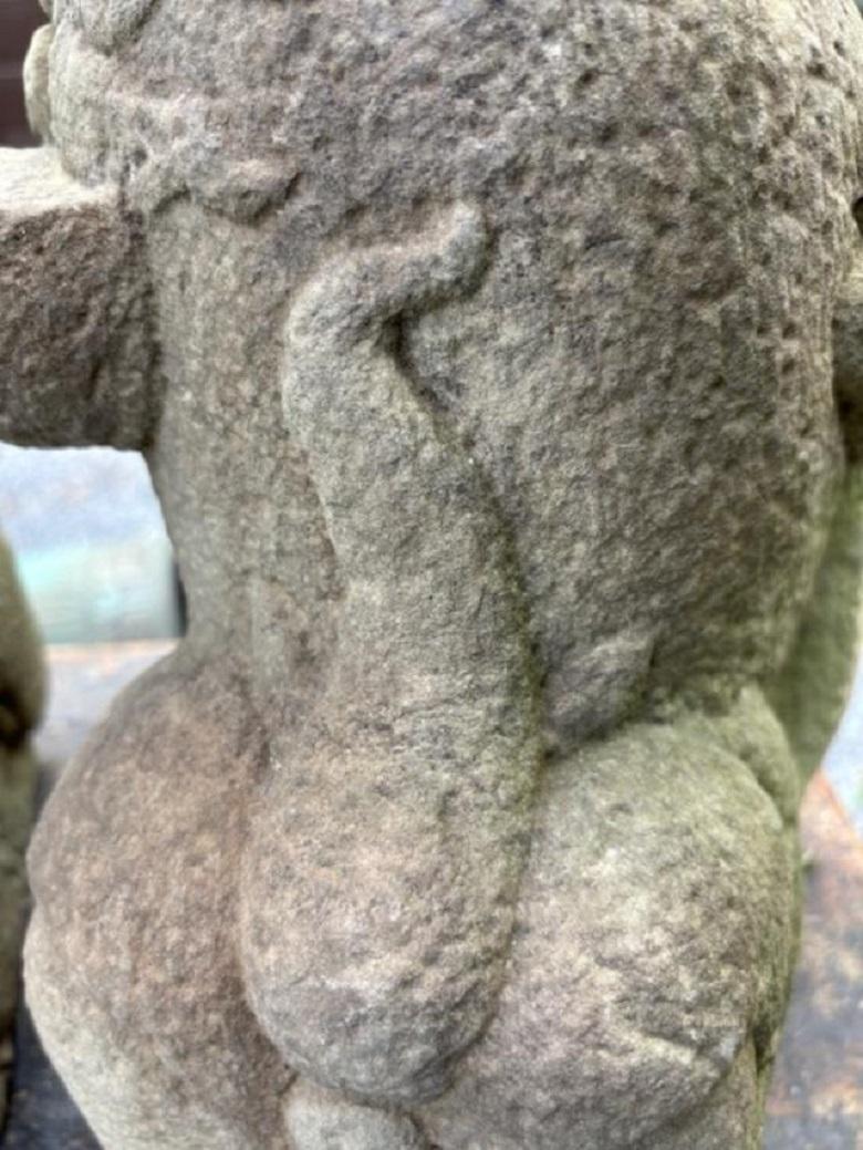 Paar japanische antike Guardians aus Stein, „Komainu“, handgeschnitzt  2