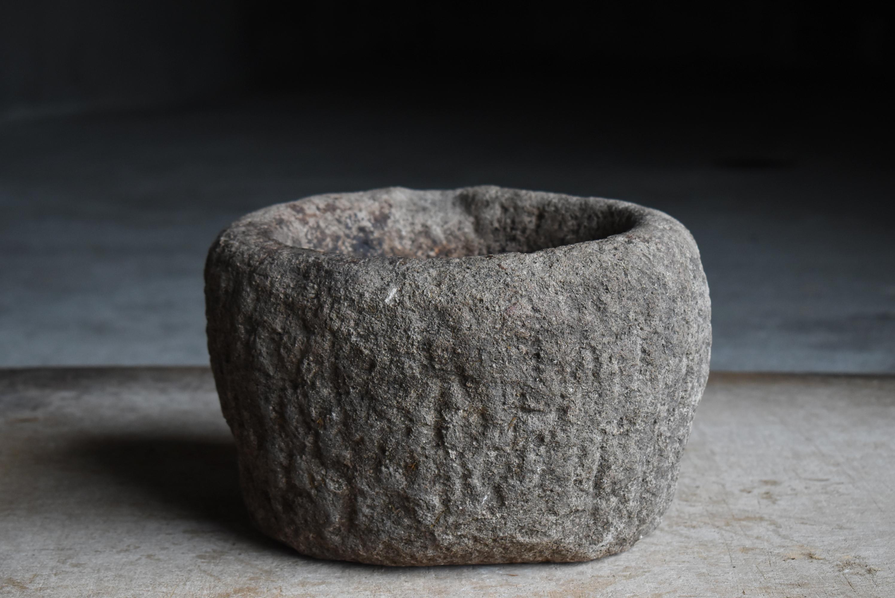 Mortier en pierre japonais ancien 1860s-1900s / Stone Bowl Objects for Objects Wabi Sabi en vente 3