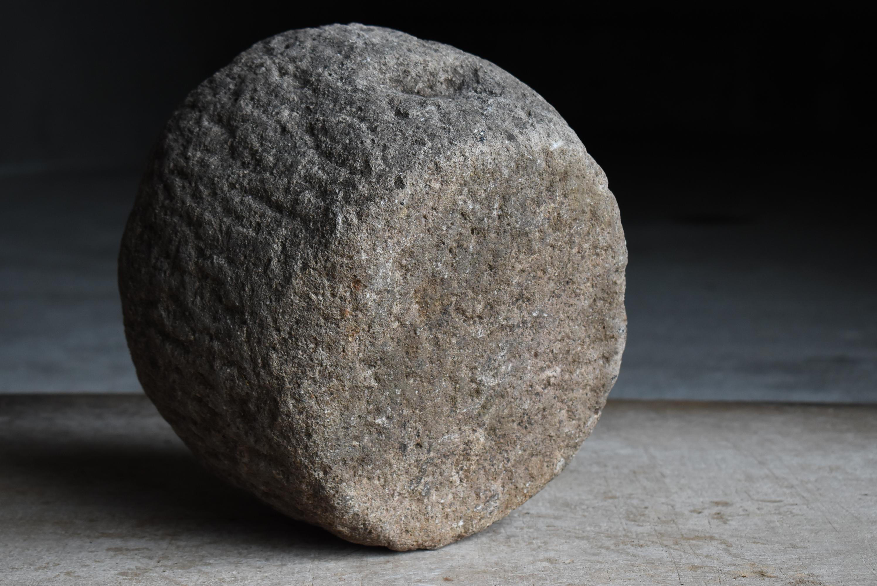 Mortier en pierre japonais ancien 1860s-1900s / Stone Bowl Objects for Objects Wabi Sabi en vente 4
