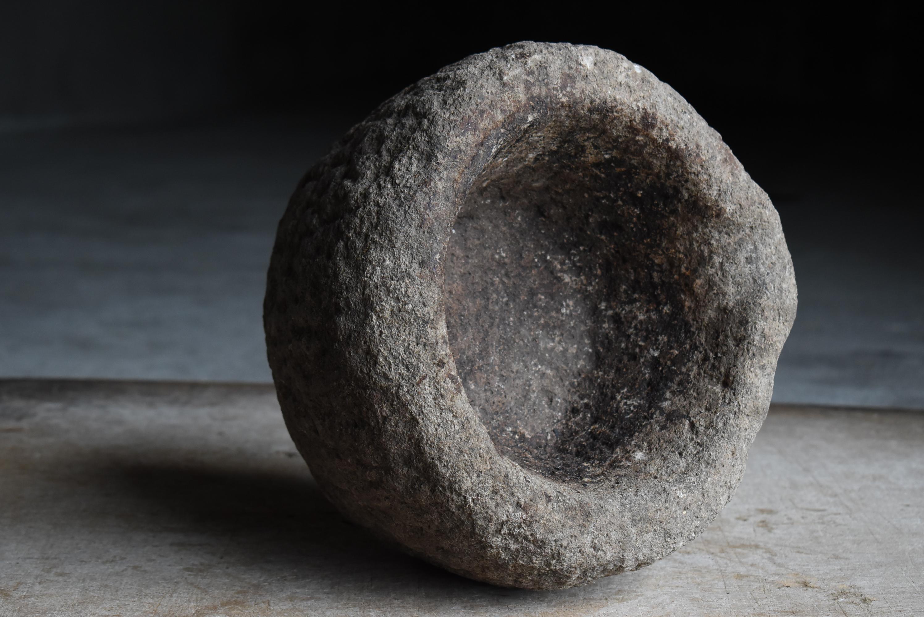 Mortier en pierre japonais ancien 1860s-1900s / Stone Bowl Objects for Objects Wabi Sabi en vente 5