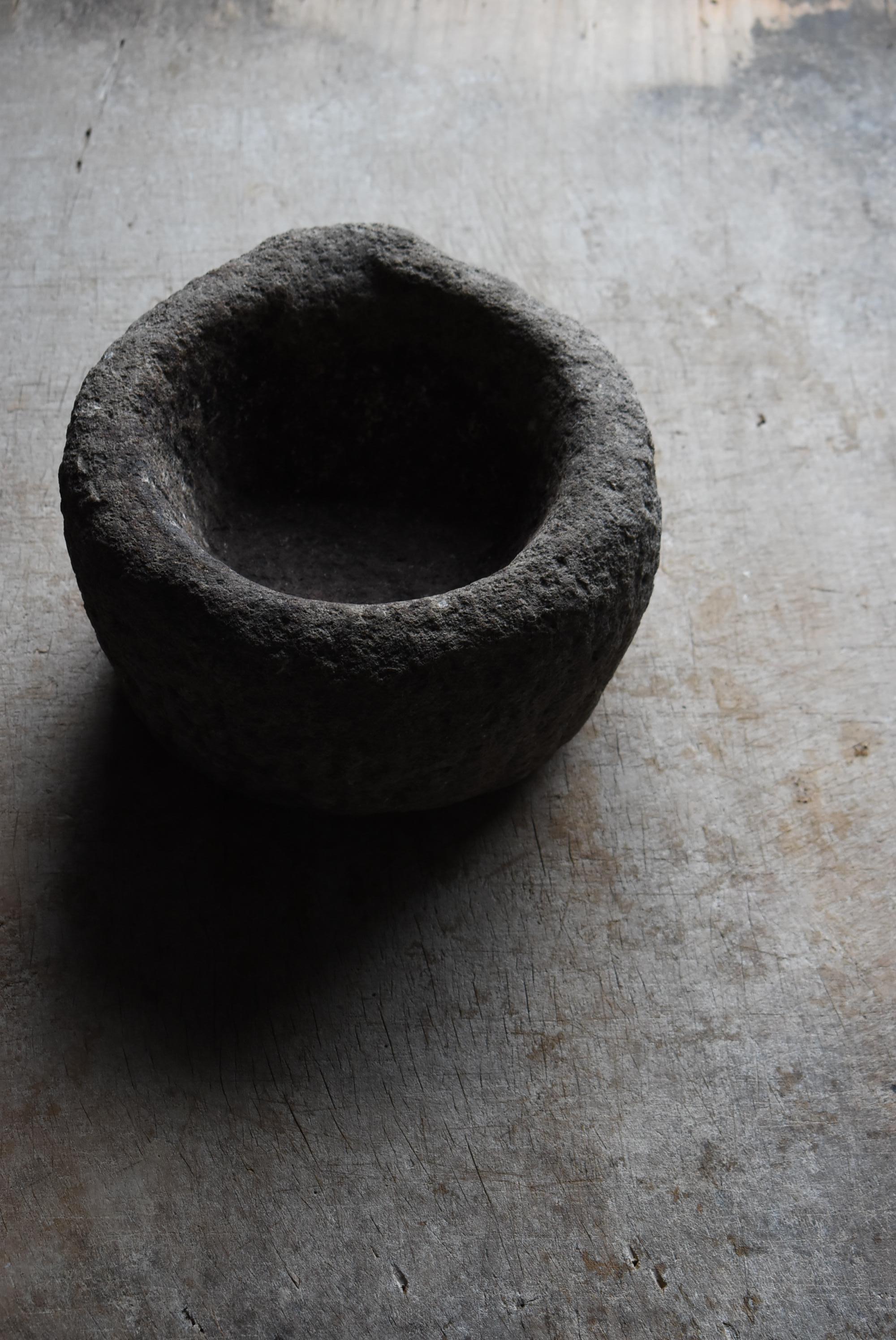 Mortier en pierre japonais ancien 1860s-1900s / Stone Bowl Objects for Objects Wabi Sabi en vente 7