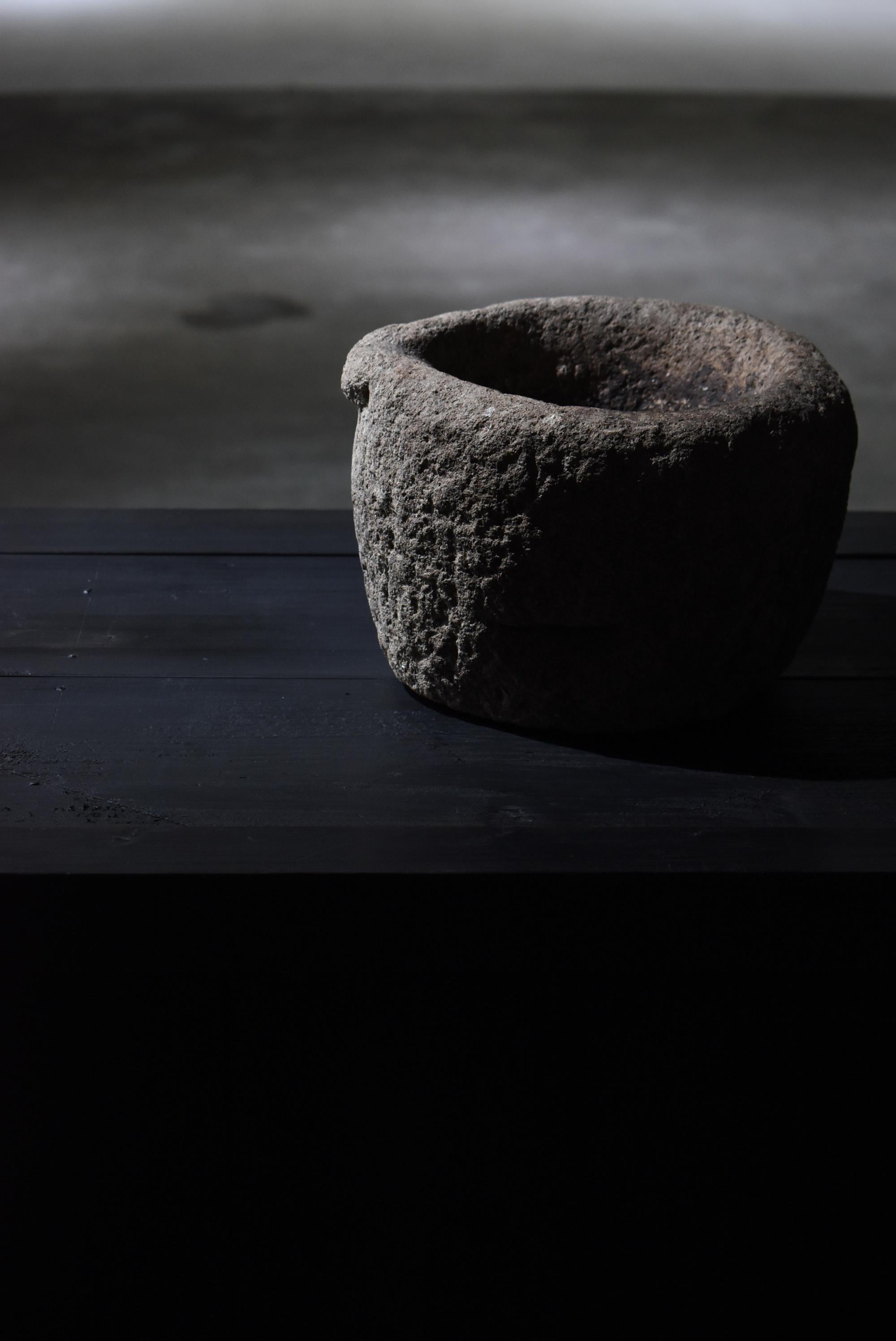 Mortier en pierre japonais ancien 1860s-1900s / Stone Bowl Objects for Objects Wabi Sabi en vente 8
