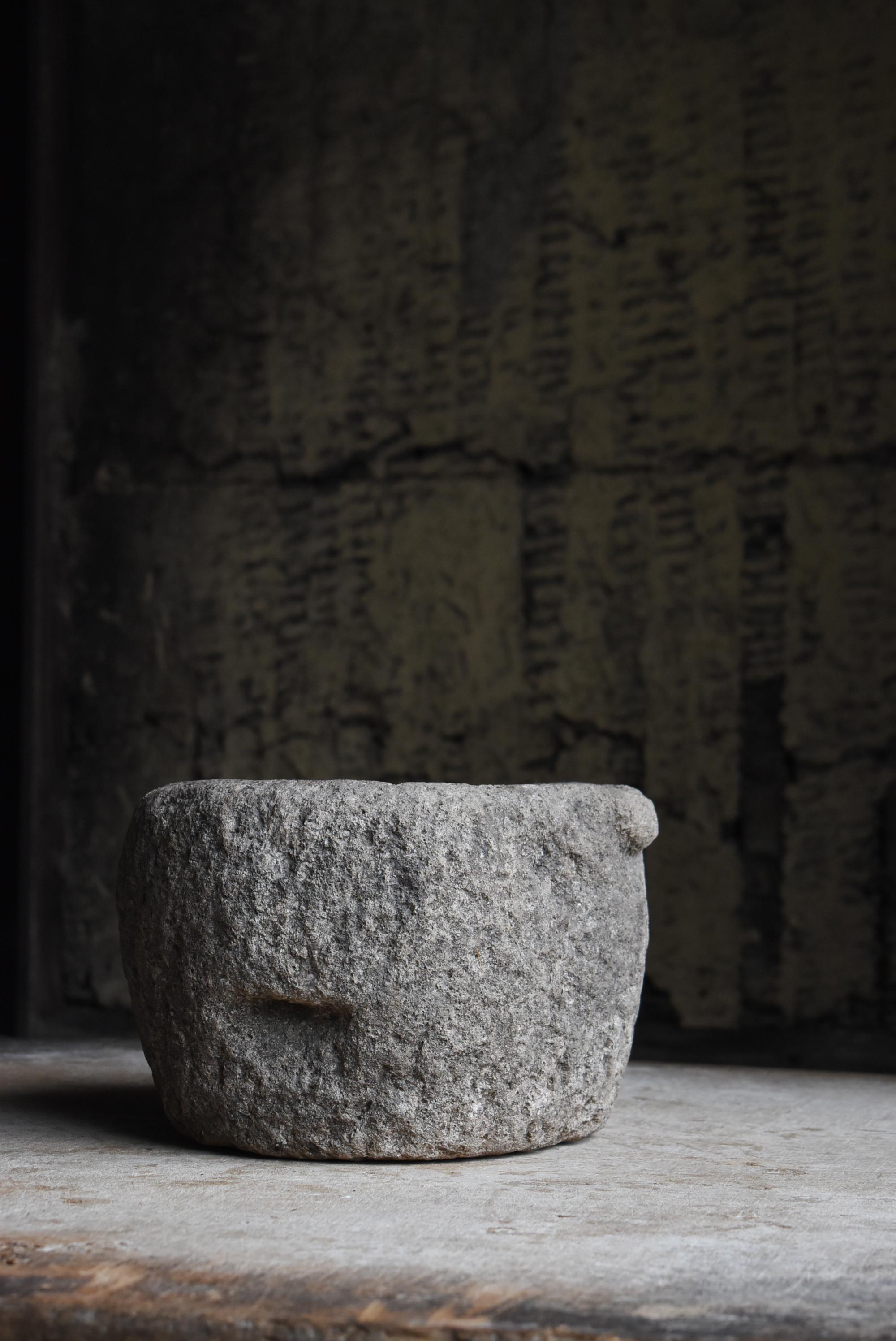 Mortier en pierre japonais ancien 1860s-1900s / Stone Bowl Objects for Objects Wabi Sabi en vente 10