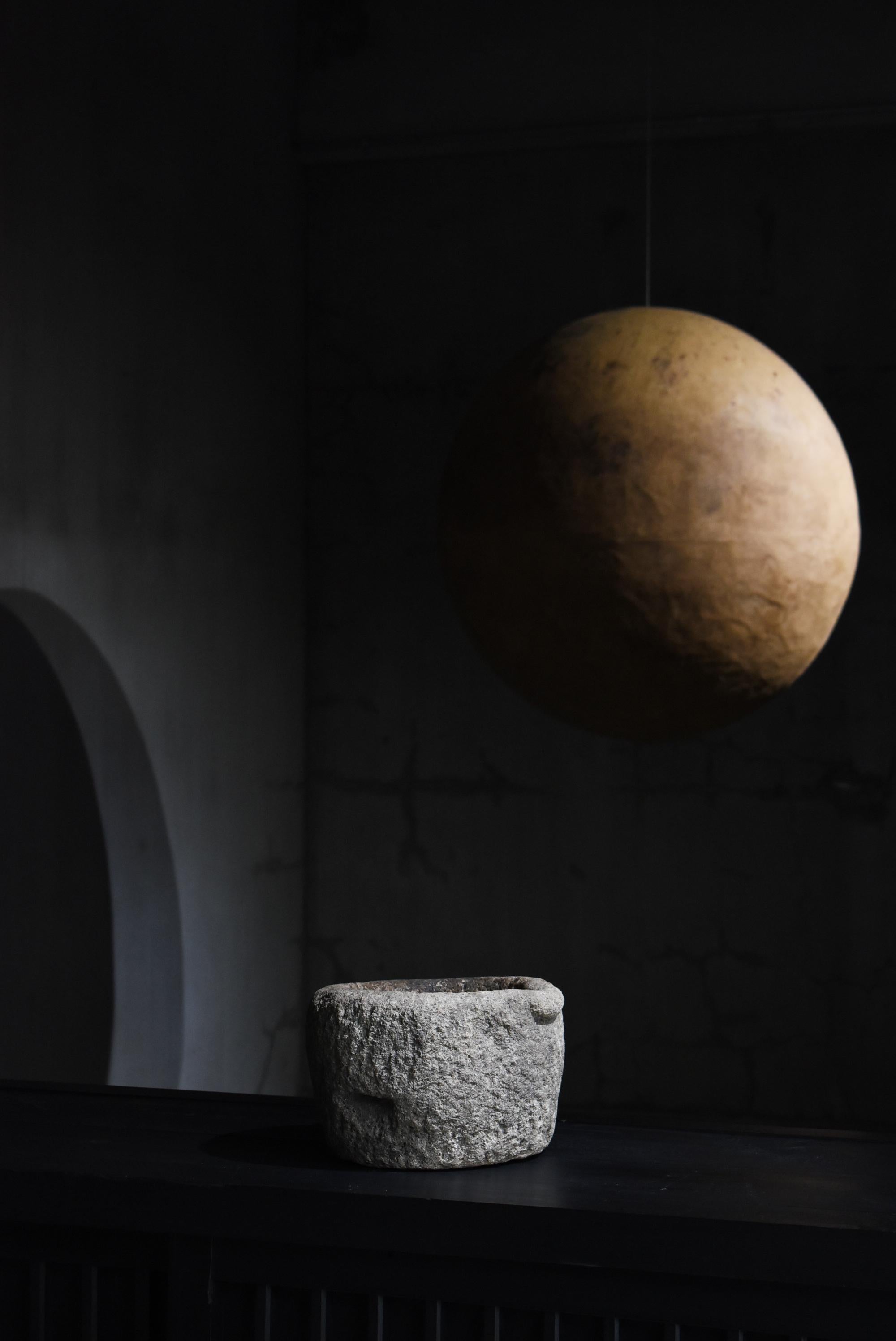 Primitif Mortier en pierre japonais ancien 1860s-1900s / Stone Bowl Objects for Objects Wabi Sabi en vente
