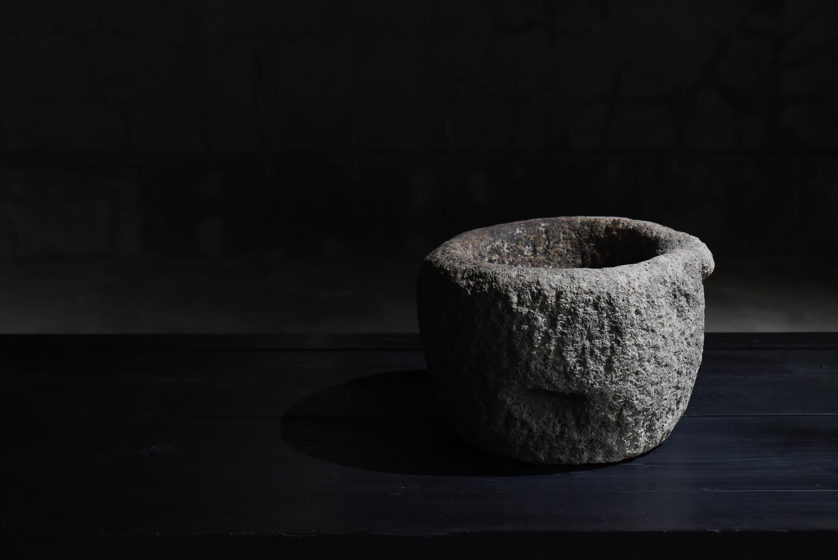 Japonais Mortier en pierre japonais ancien 1860s-1900s / Stone Bowl Objects for Objects Wabi Sabi en vente