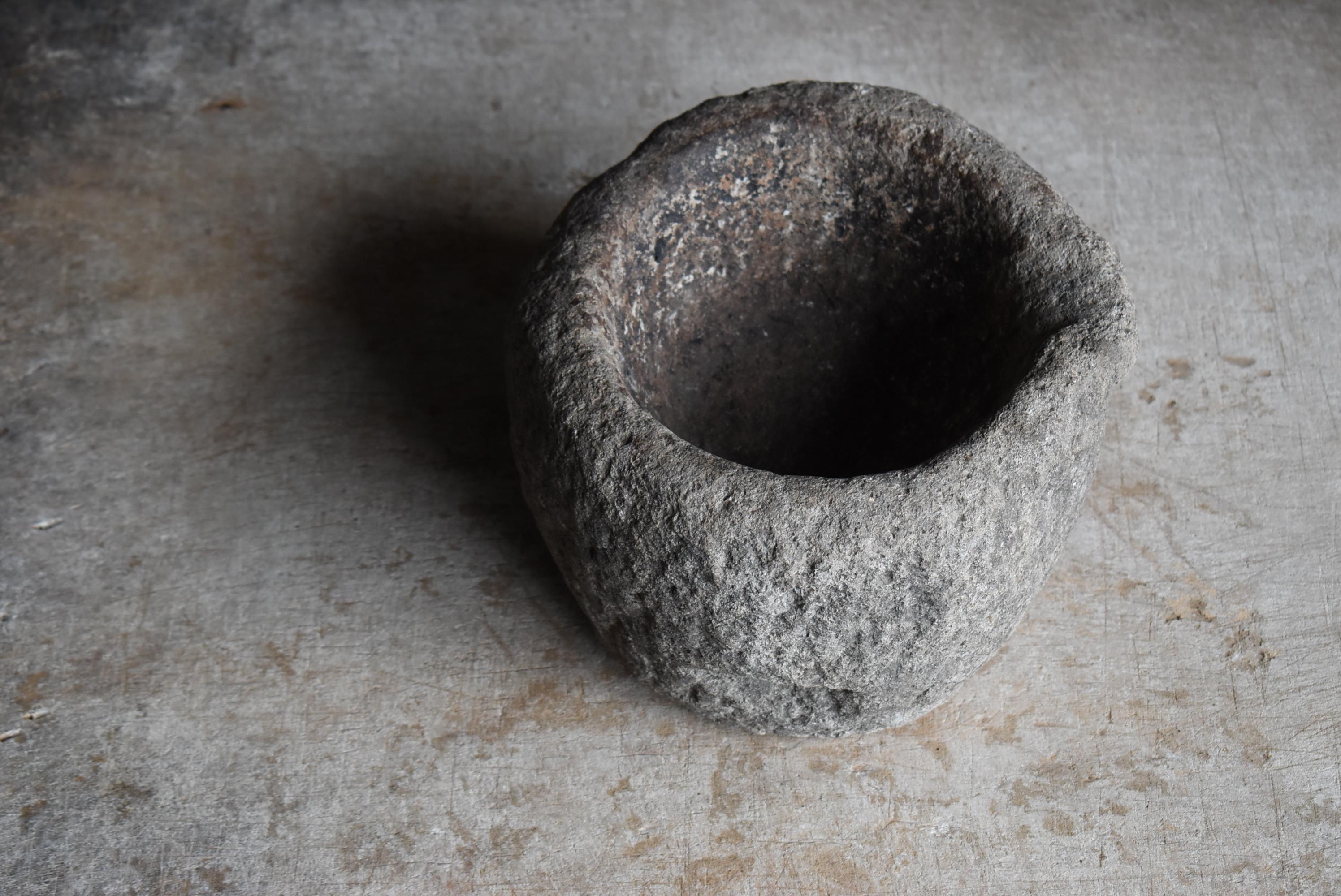 Sculpté à la main Mortier en pierre japonais ancien 1860s-1900s / Stone Bowl Objects for Objects Wabi Sabi en vente
