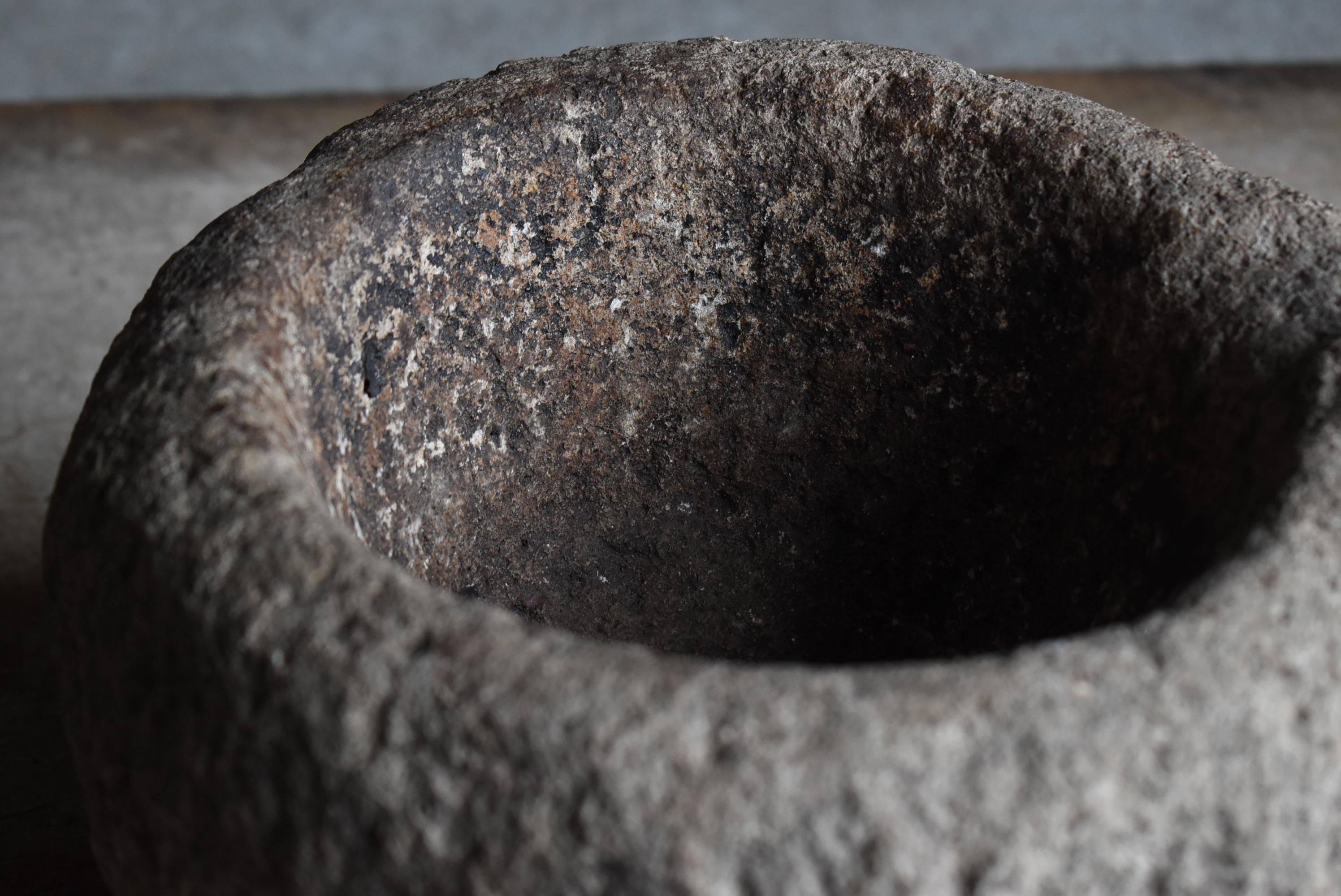 Mortier en pierre japonais ancien 1860s-1900s / Stone Bowl Objects for Objects Wabi Sabi Bon état - En vente à Chōsei District Nagara, JP