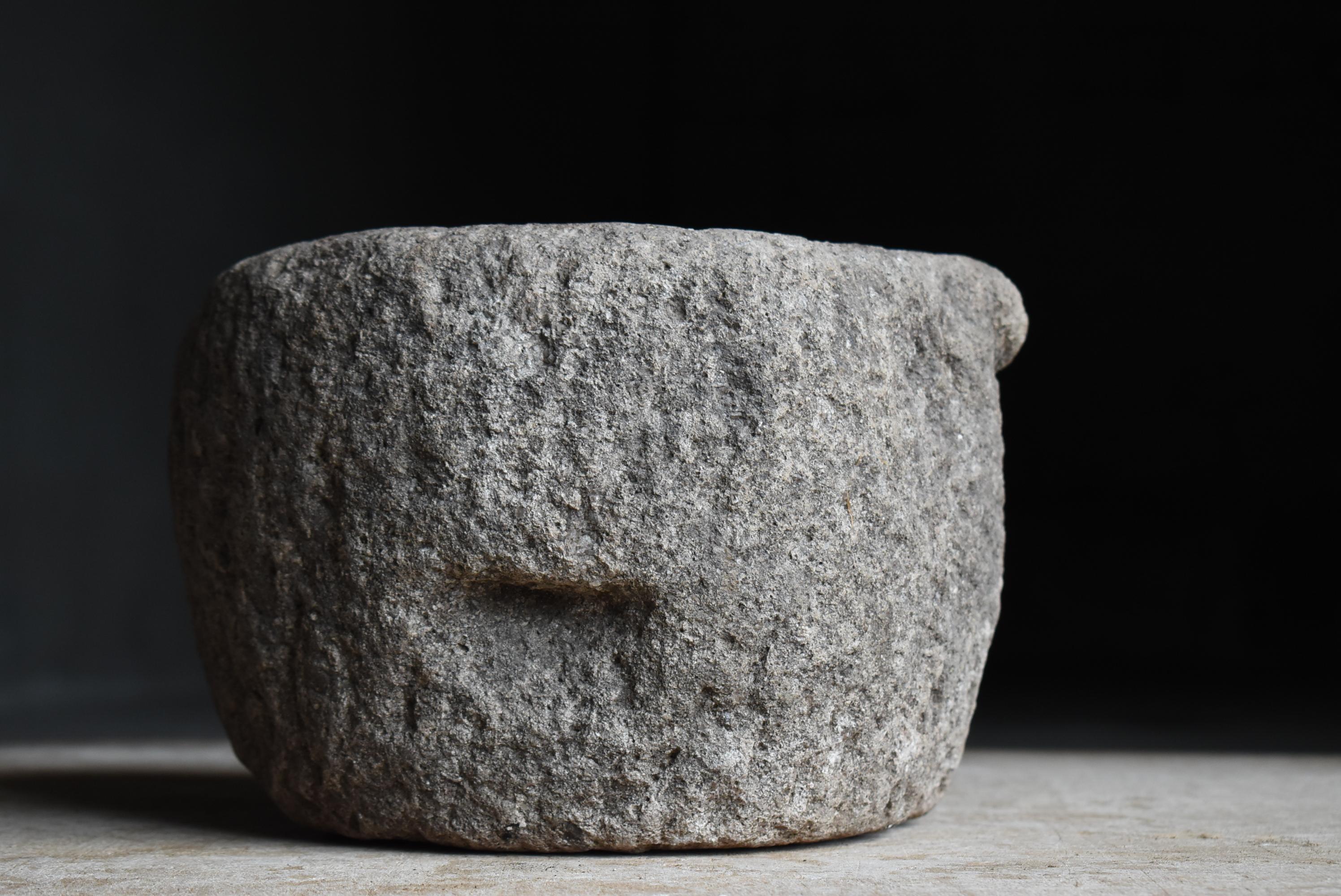 20ième siècle Mortier en pierre japonais ancien 1860s-1900s / Stone Bowl Objects for Objects Wabi Sabi en vente
