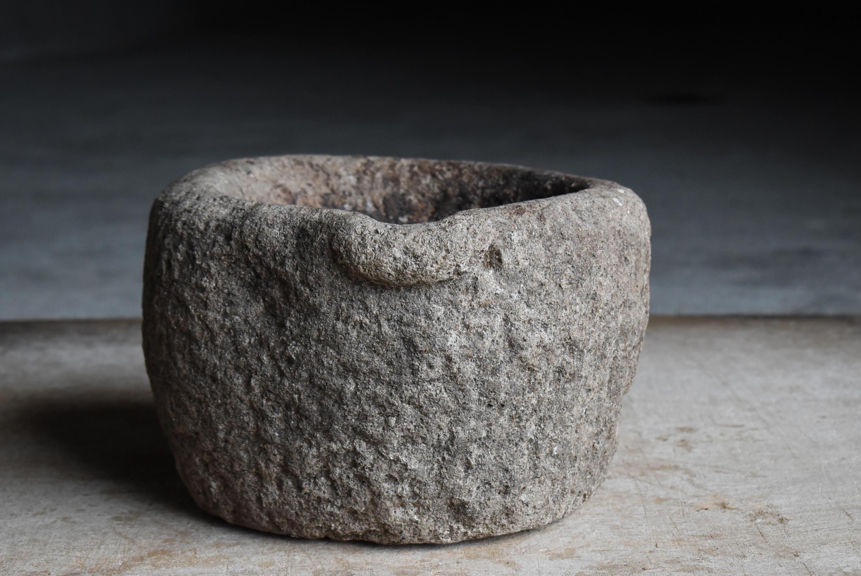 Pierre Mortier en pierre japonais ancien 1860s-1900s / Stone Bowl Objects for Objects Wabi Sabi en vente