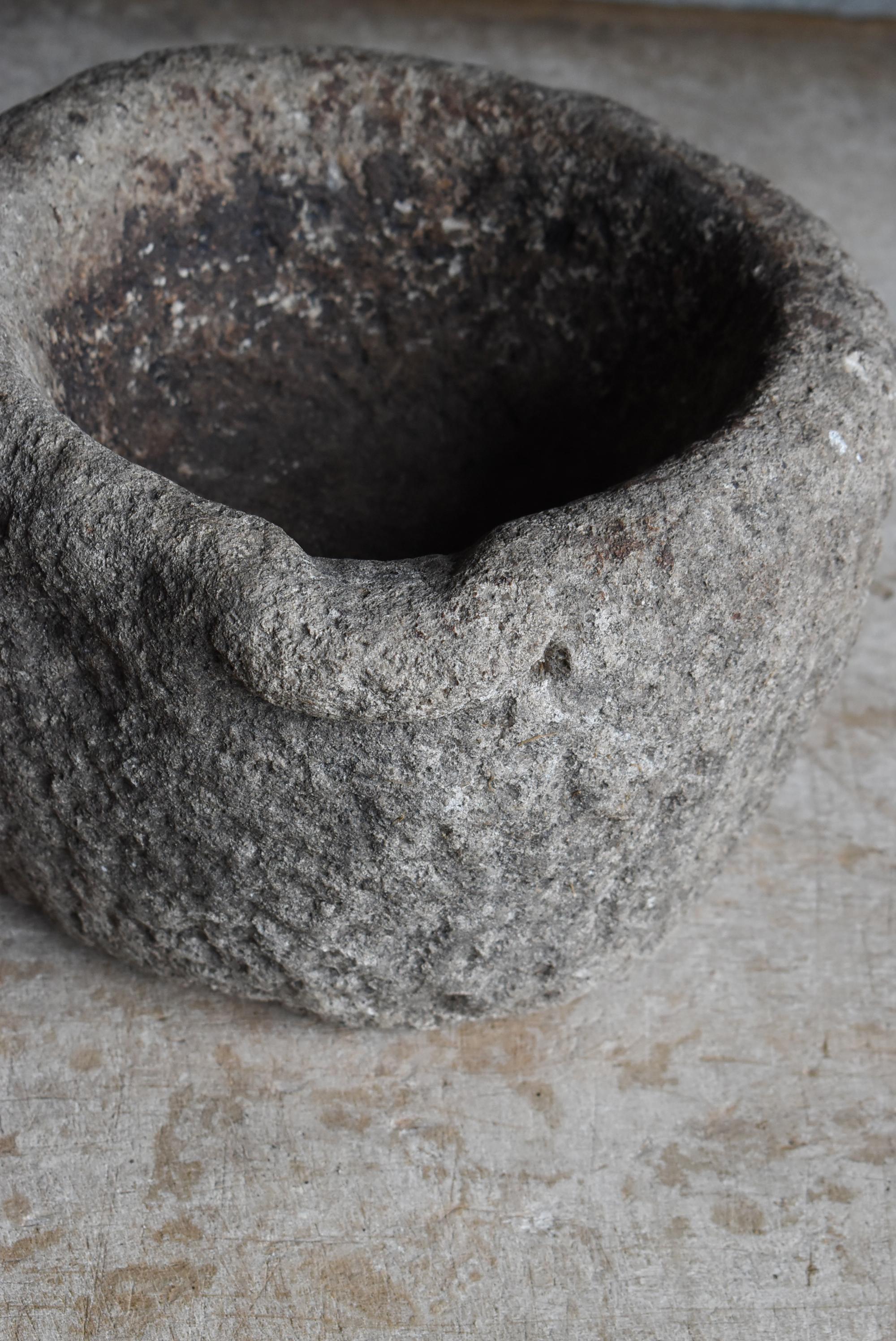 Mortier en pierre japonais ancien 1860s-1900s / Stone Bowl Objects for Objects Wabi Sabi en vente 1