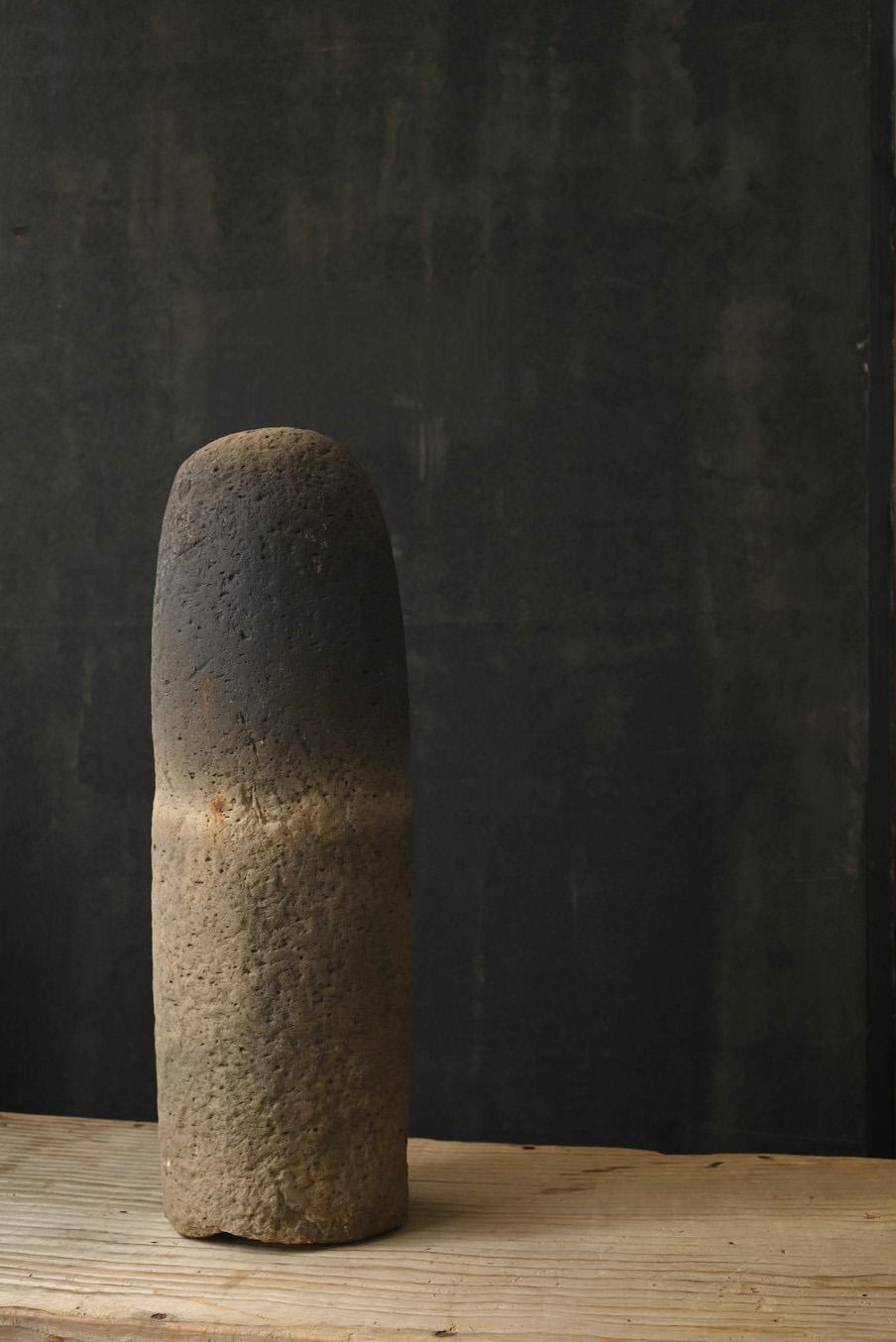 Il s'agit d'un vieil objet en pierre provenant du Japon, une pièce sculpturale appelée 