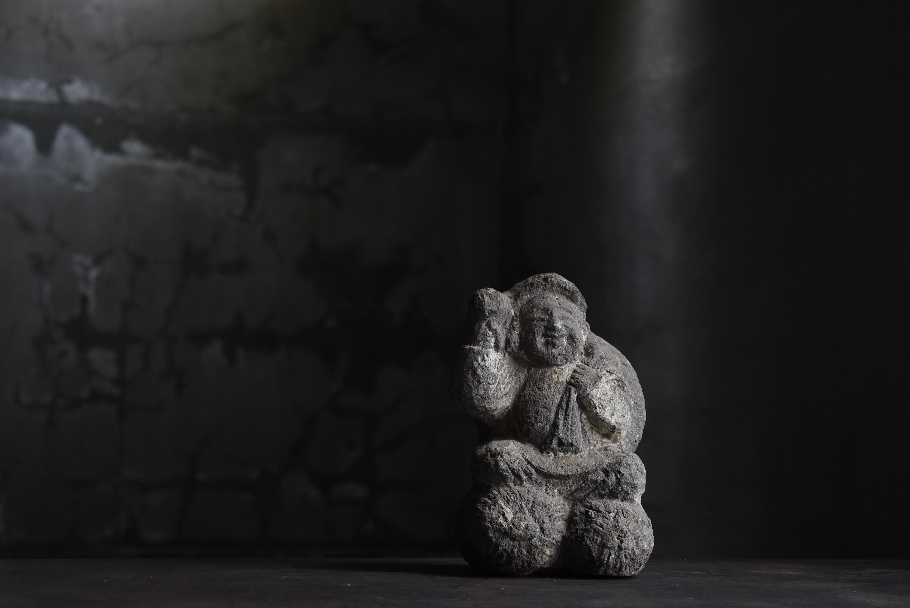 This is a very old Japanese stone statue.
It is from the Meiji era. (1860s-1900s).

This stone statue is called 