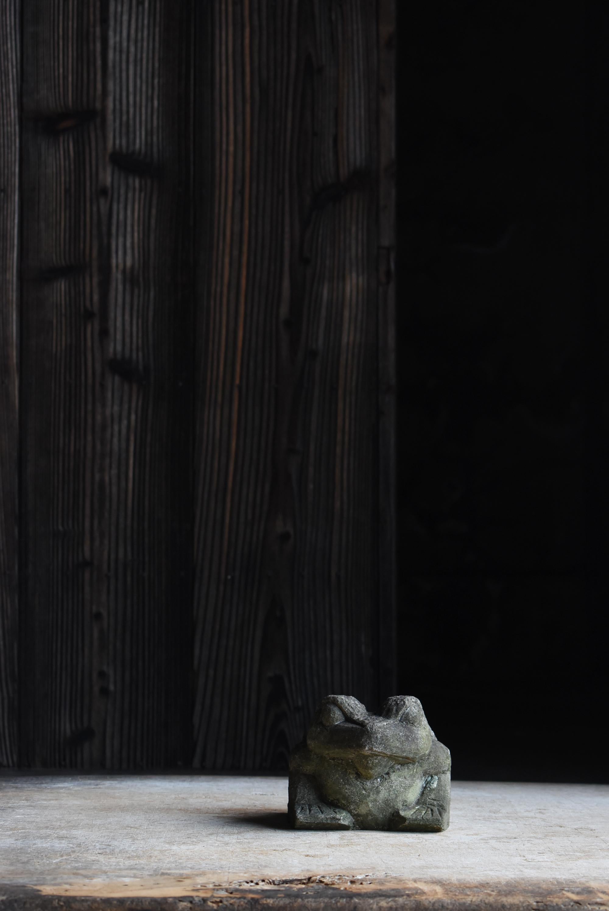This is a stone carved frog made in Japan.
It was made between the Meiji and Taisho periods (1860s-1920s), and is an atmospheric sculpture with a long history.

In Japan, frogs have long been a popular good-luck charm, with the meaning of “safe
