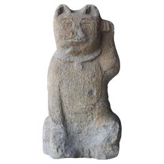 Japanische antike Steinstatue Maneki Neko 1800er-1860er Jahre / Beckoning Cat Wabisabi