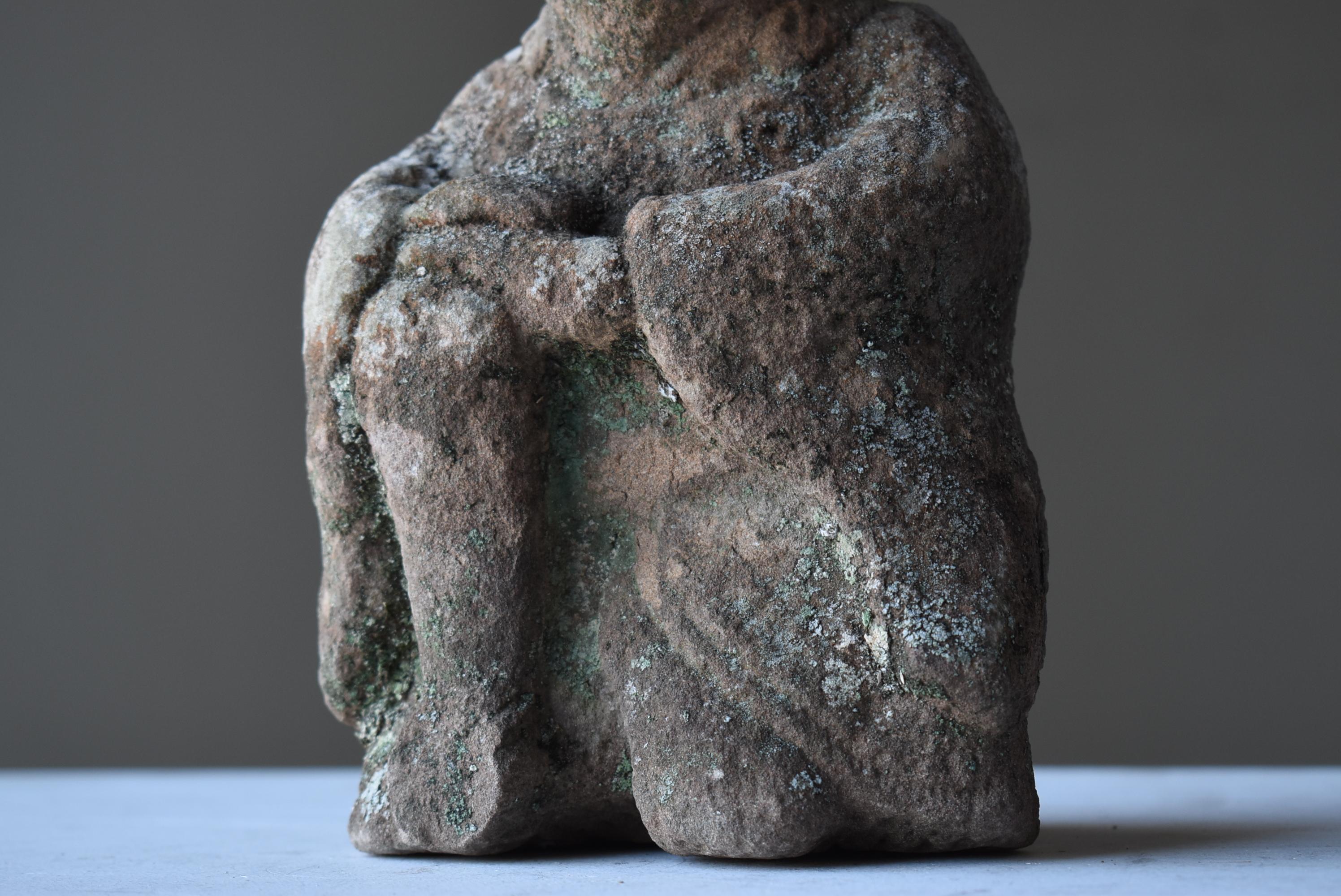 Japanische Antike Stone Statue 「The Man Sitting」 1800er-1860er Jahre / Figur Wabi Sabi im Angebot 1