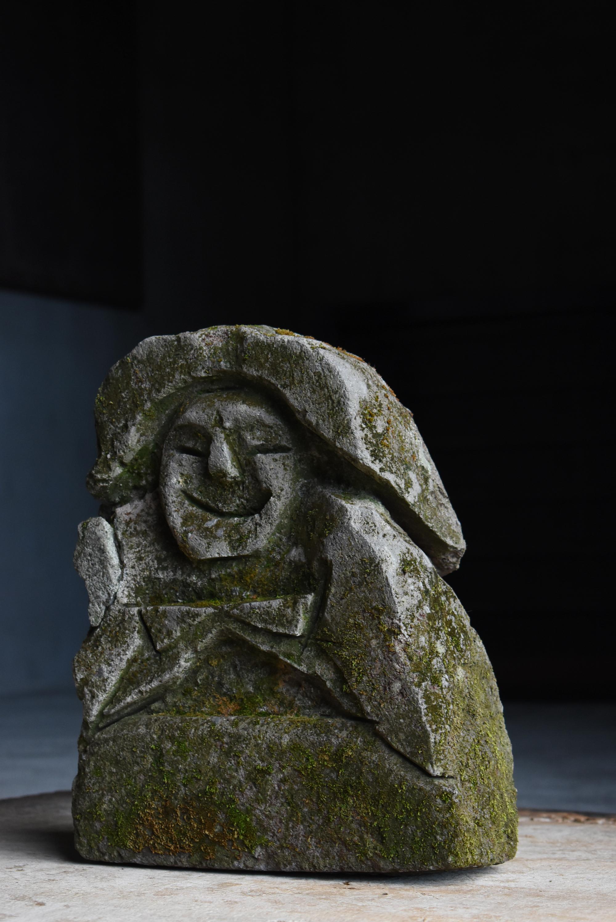 Japanische antike japanische Steinstatue mit Moss 1860er-1900er Jahre / Buddha Wabi Sabi (Meiji-Periode)