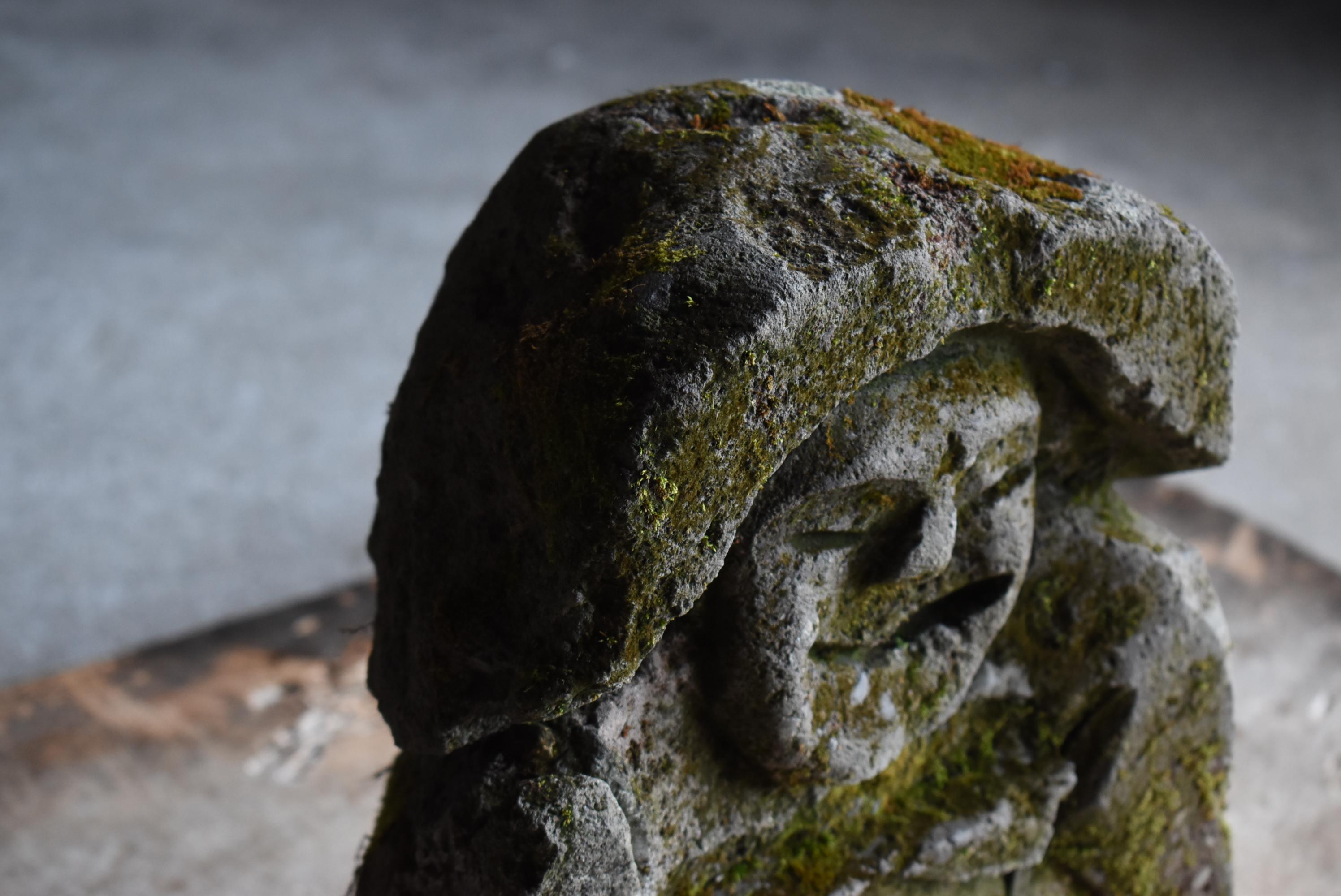 Japanische antike japanische Steinstatue mit Moss 1860er-1900er Jahre / Buddha Wabi Sabi im Zustand „Gut“ in Sammu-shi, Chiba
