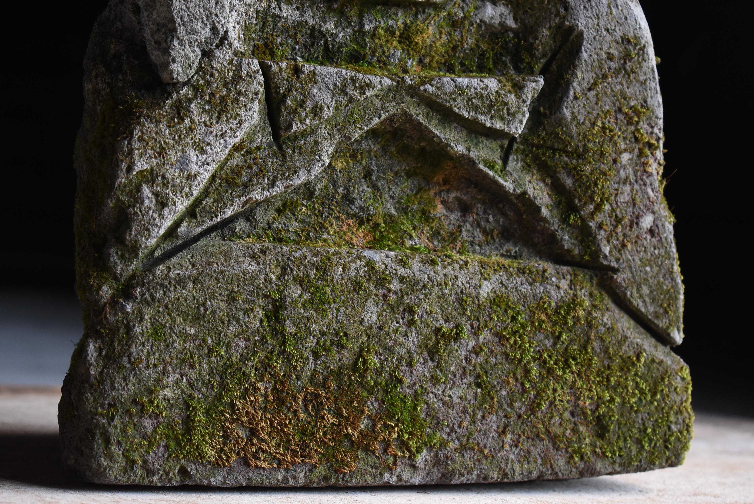 Japanische antike japanische Steinstatue mit Moss 1860er-1900er Jahre / Buddha Wabi Sabi 2