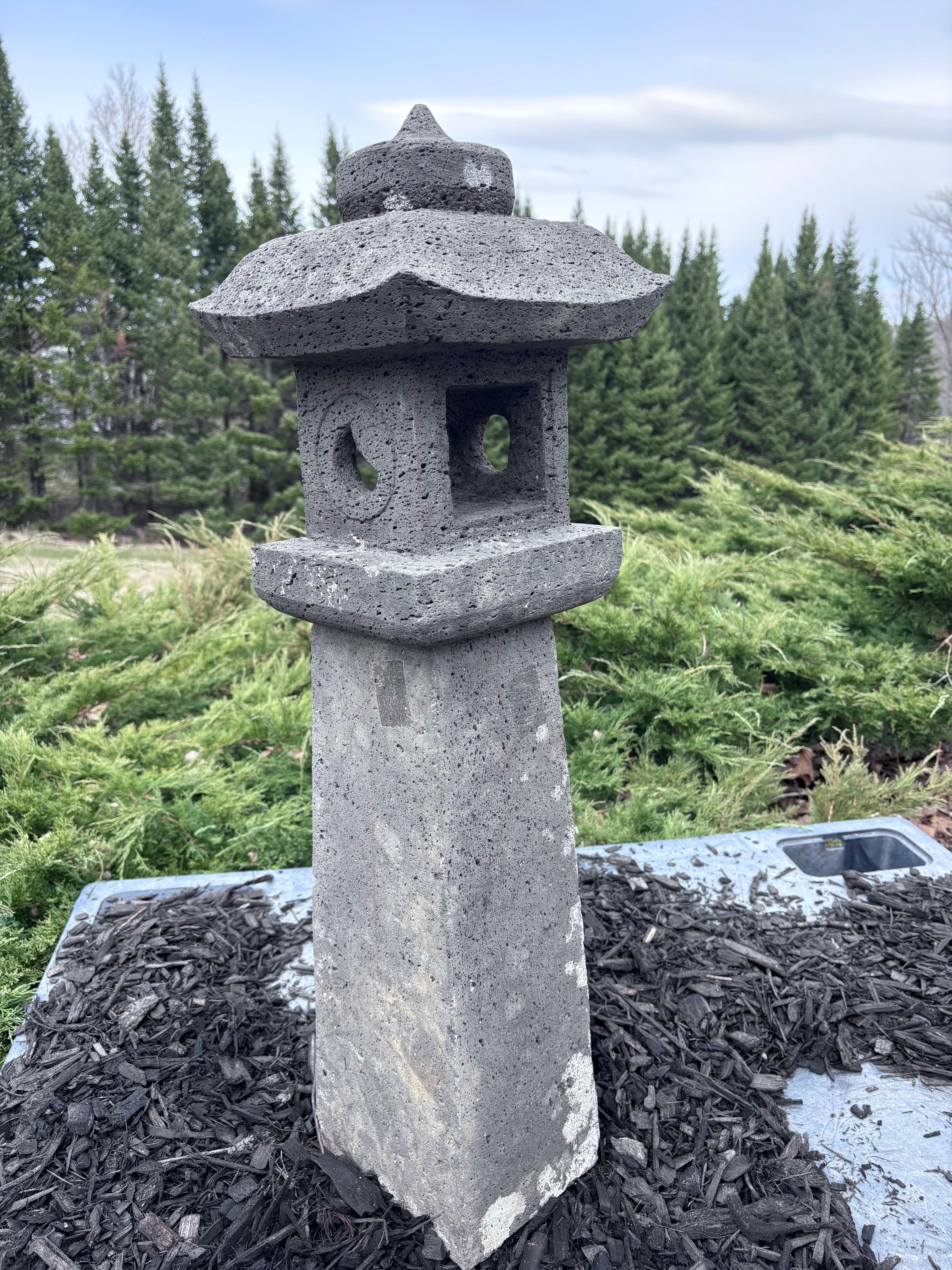 Japanisch  Antike Stein-Sonnen- und Mond- Pathway-Laterne mit schönen Details 33 Zoll (Taisho) im Angebot