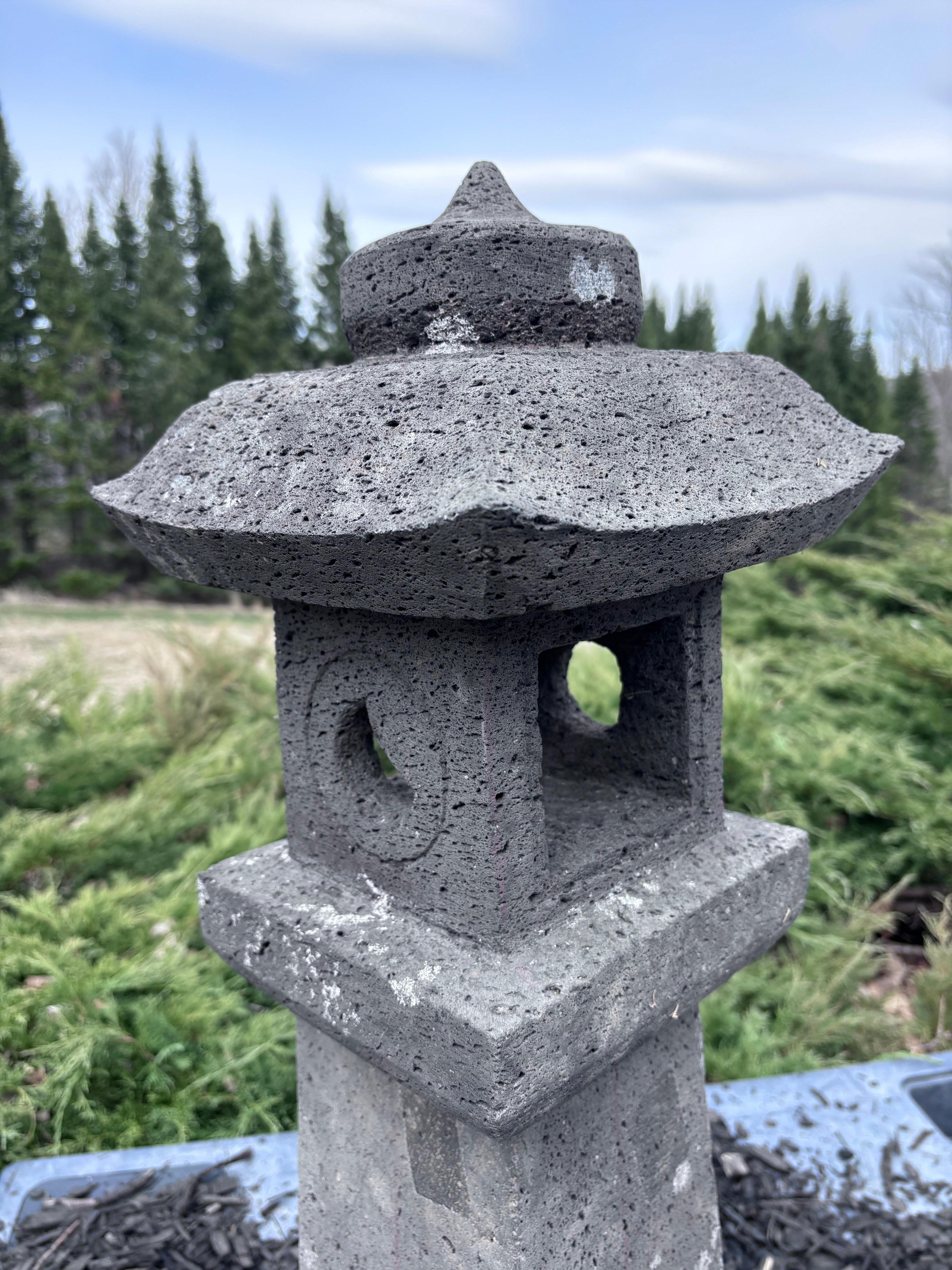 Japanisch  Antike Stein-Sonnen- und Mond- Pathway-Laterne mit schönen Details 33 Zoll (Handgeschnitzt) im Angebot