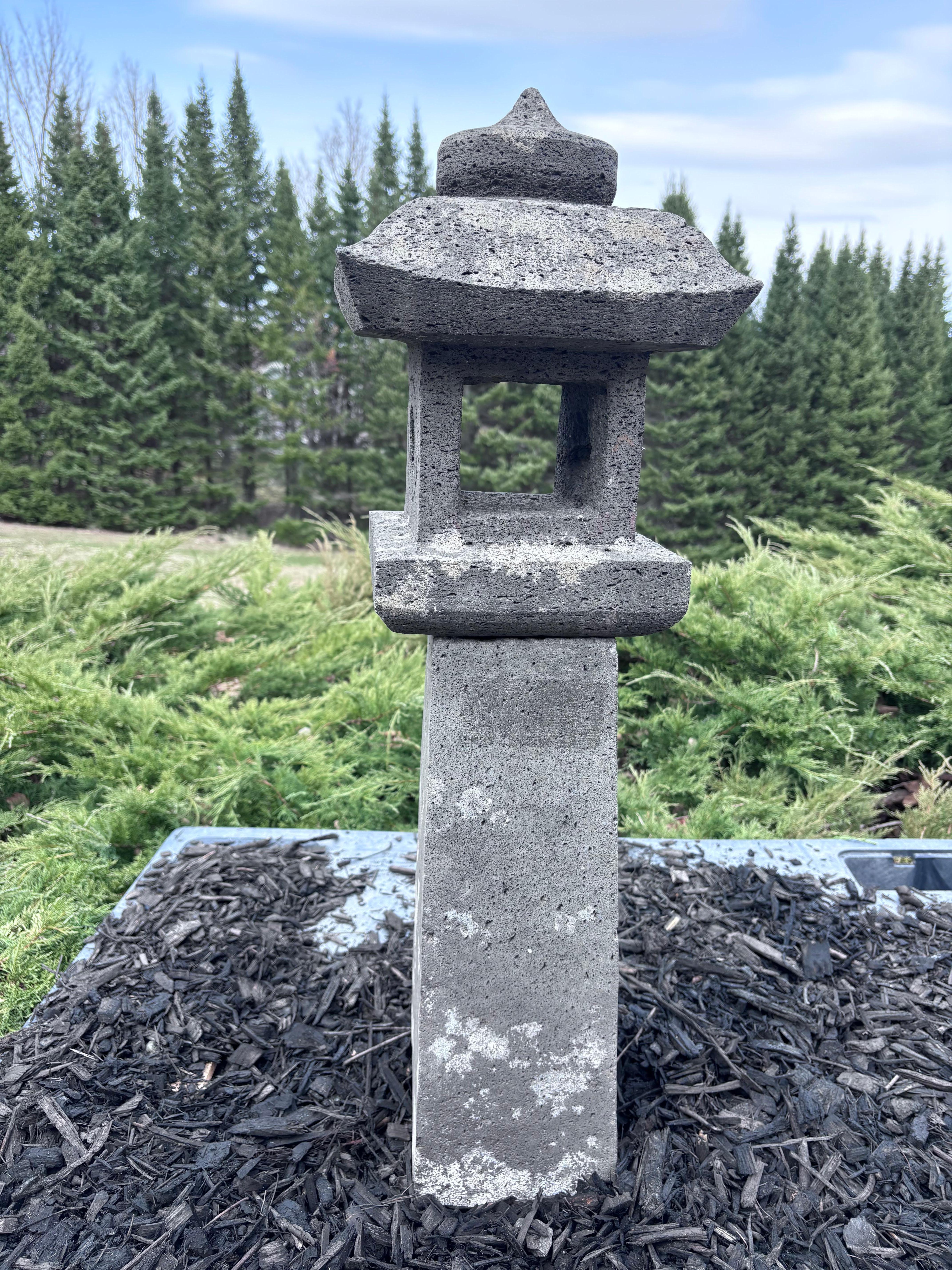 Japanisch  Antike Stein-Sonnen- und Mond- Pathway-Laterne mit schönen Details 33 Zoll im Zustand „Gut“ im Angebot in South Burlington, VT