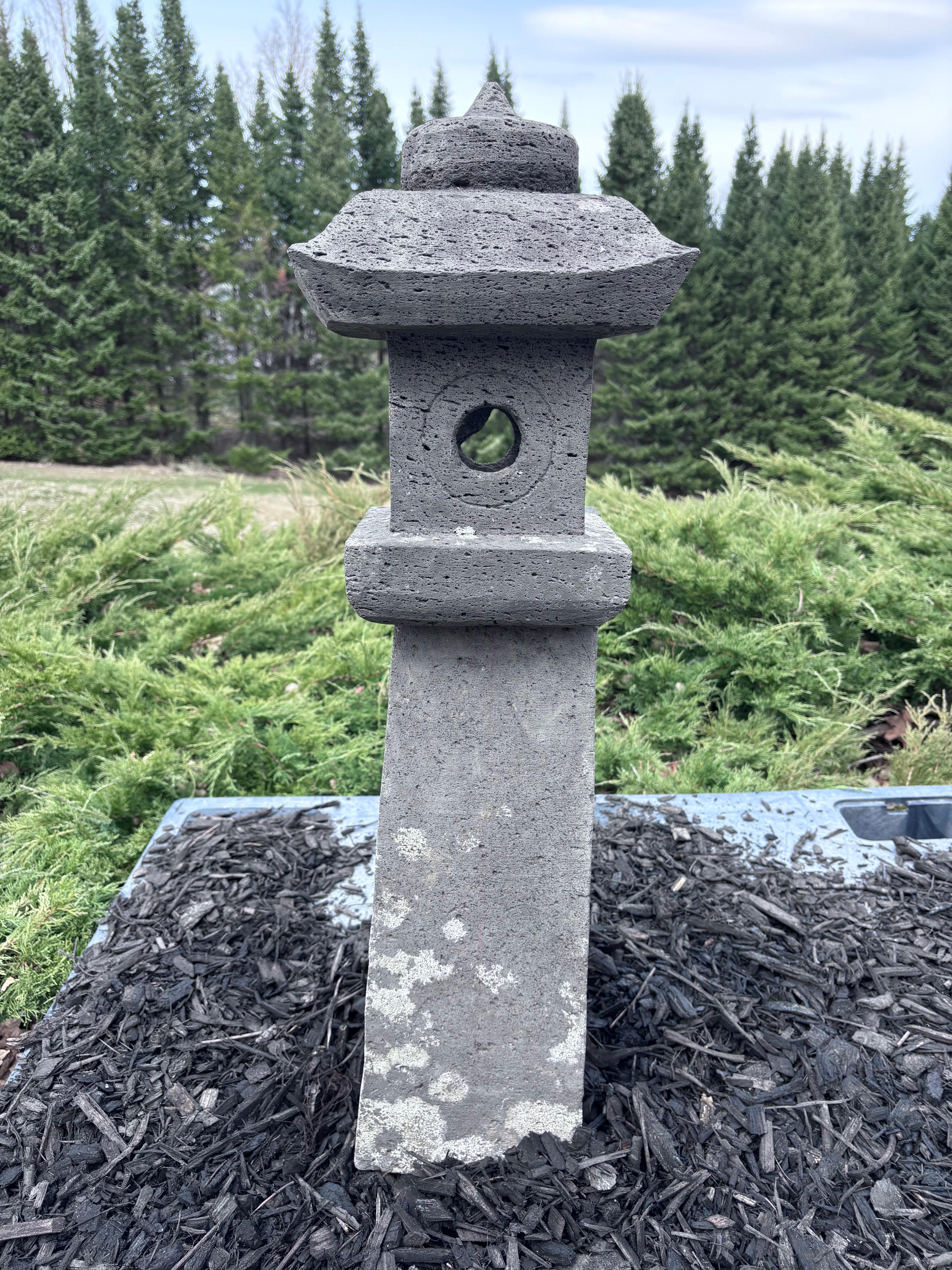 Japanisch  Antike Stein-Sonnen- und Mond- Pathway-Laterne mit schönen Details 33 Zoll (20. Jahrhundert) im Angebot