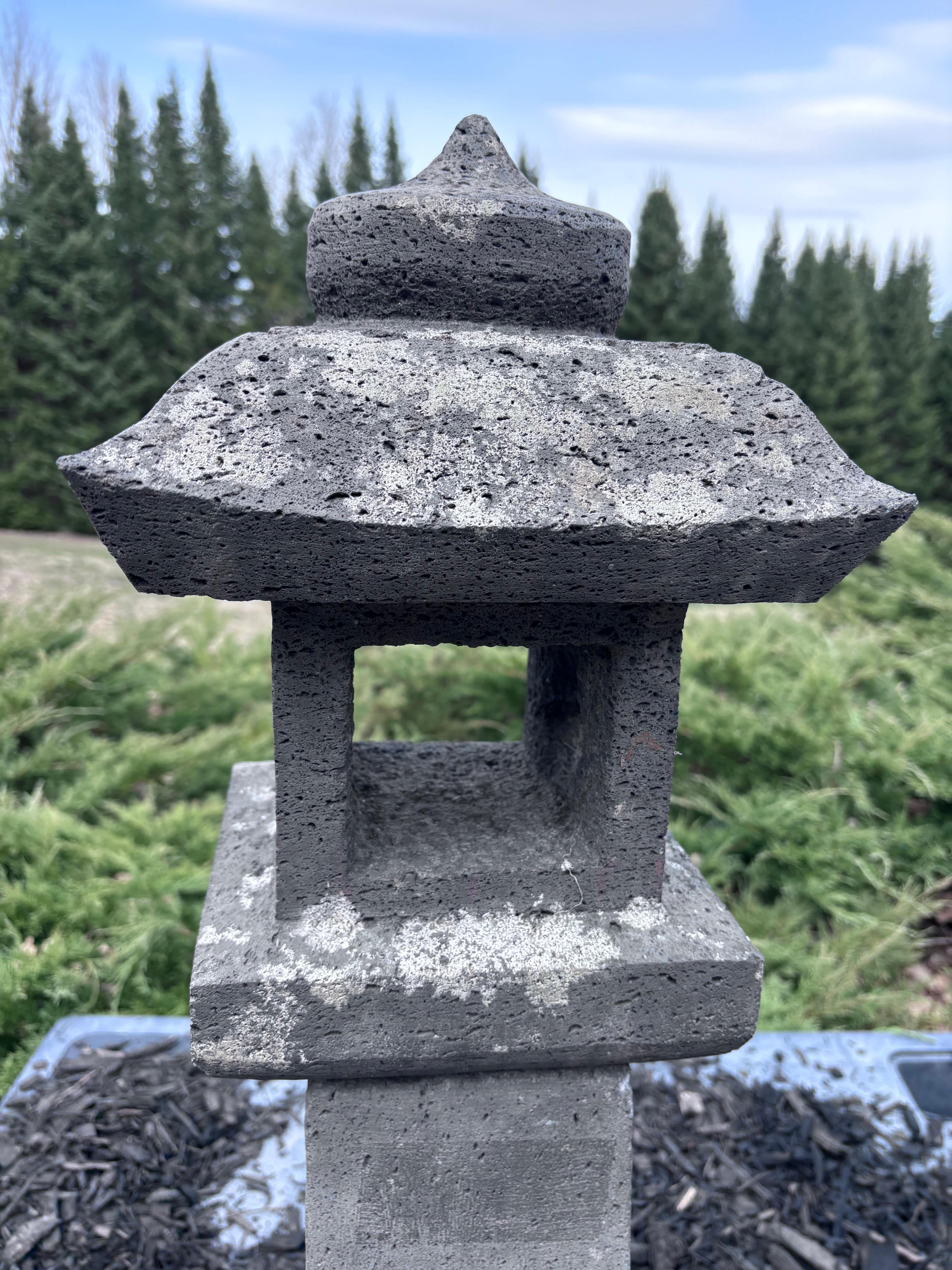 Japanisch  Antike Stein-Sonnen- und Mond- Pathway-Laterne mit schönen Details 33 Zoll im Angebot 1