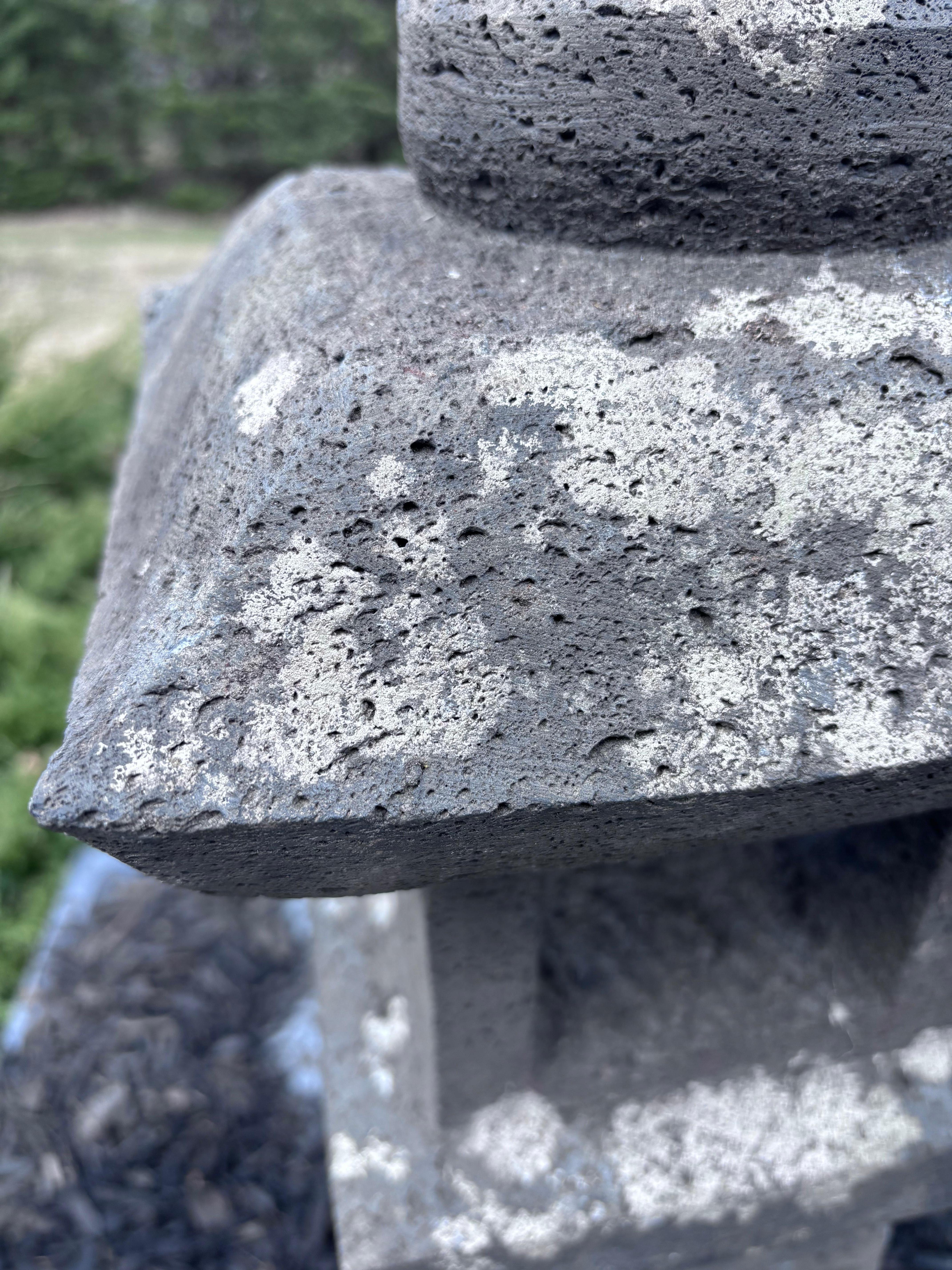 Japanisch  Antike Stein-Sonnen- und Mond- Pathway-Laterne mit schönen Details 33 Zoll im Angebot 2
