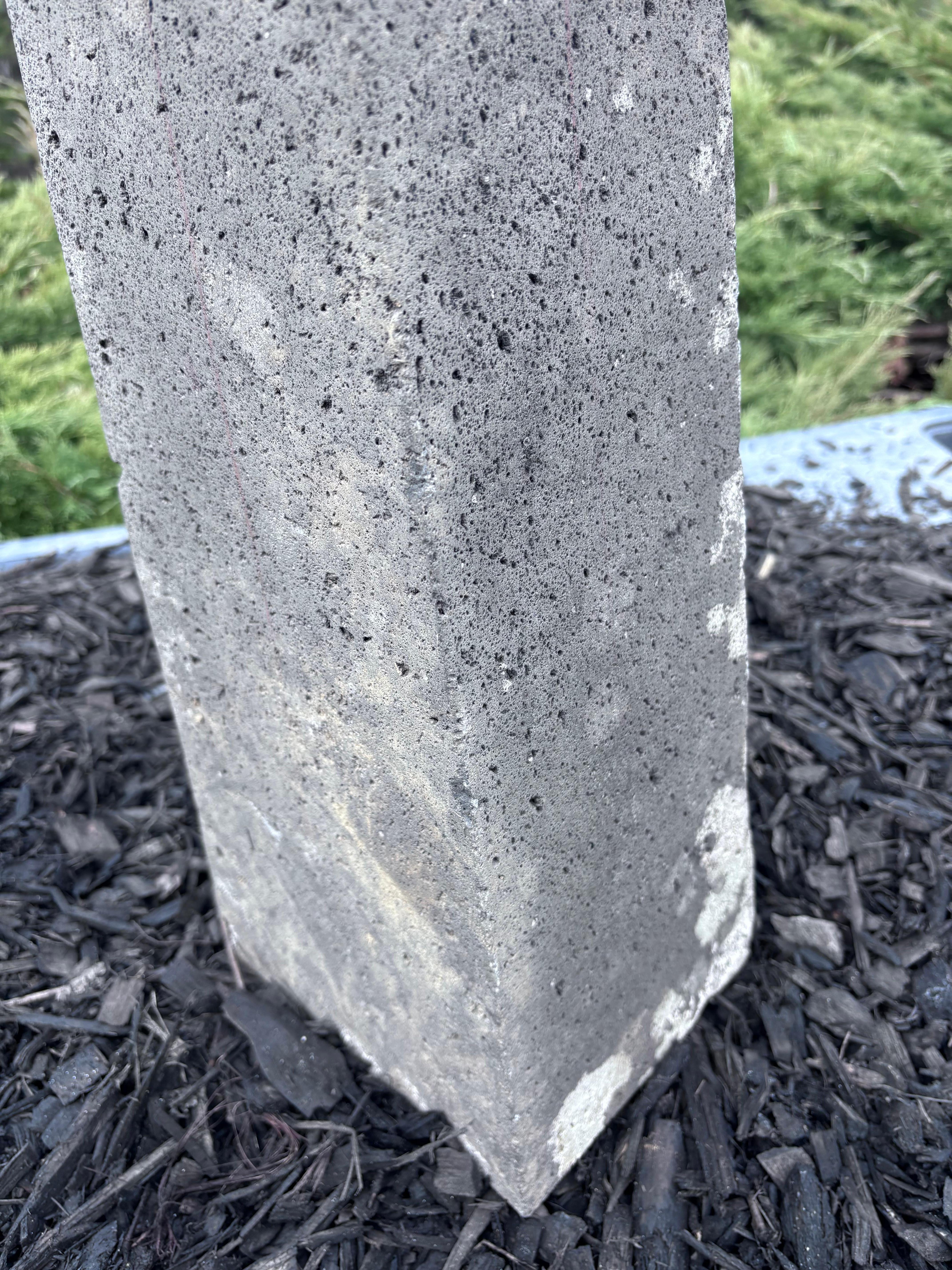 Japanisch  Antike Stein-Sonnen- und Mond- Pathway-Laterne mit schönen Details 33 Zoll im Angebot 3