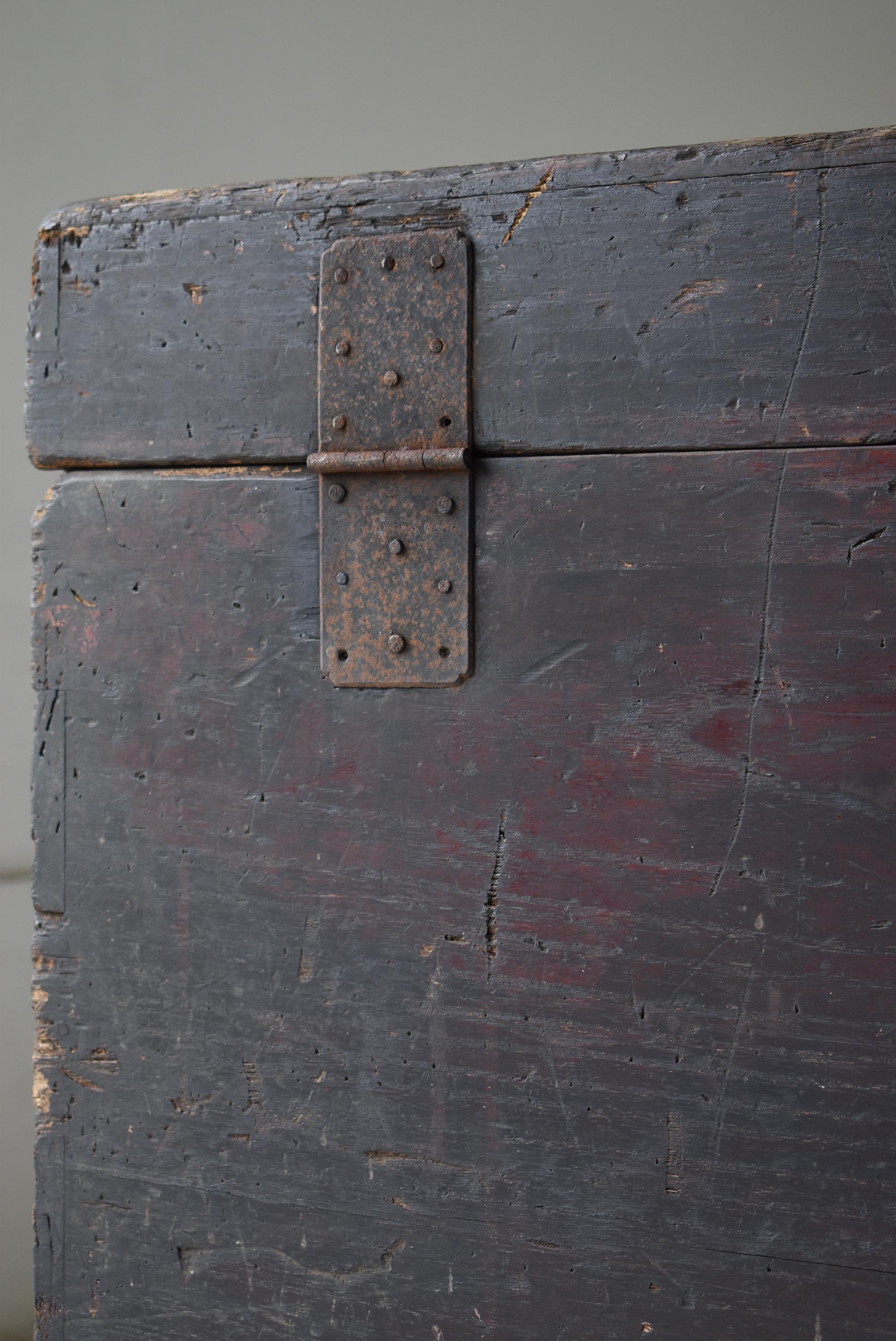 Japanese Antique Storage Box 1860s-1900s / Tansu Sideboard Wabisabi For Sale 4
