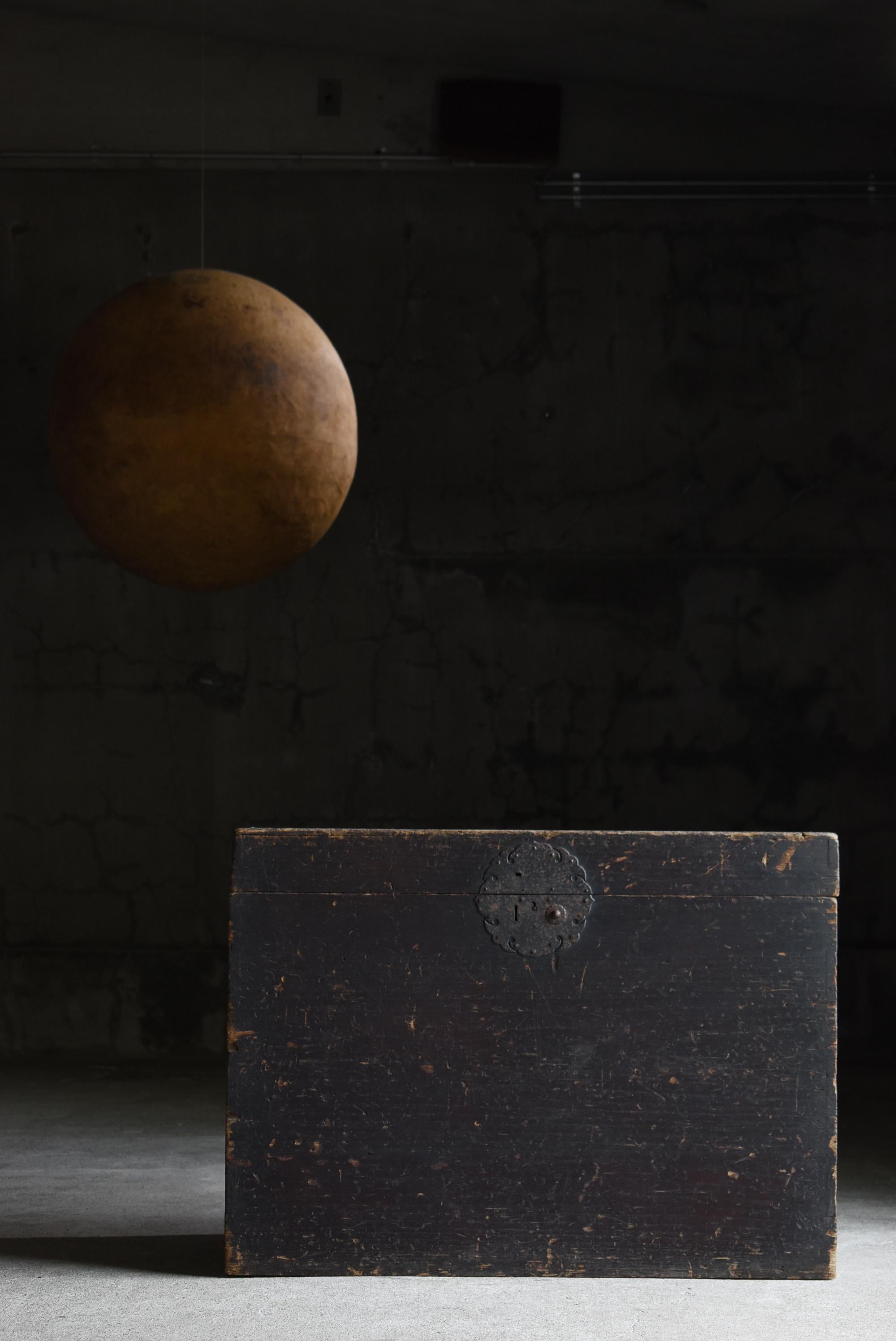 This is an old box storage made in Japan.
It was made during the Meiji period (1860s-1900s), and the material used is paulownia wood, which is precious today. Paulownia wood is lightweight and resistant to moisture, and has been valued as furniture