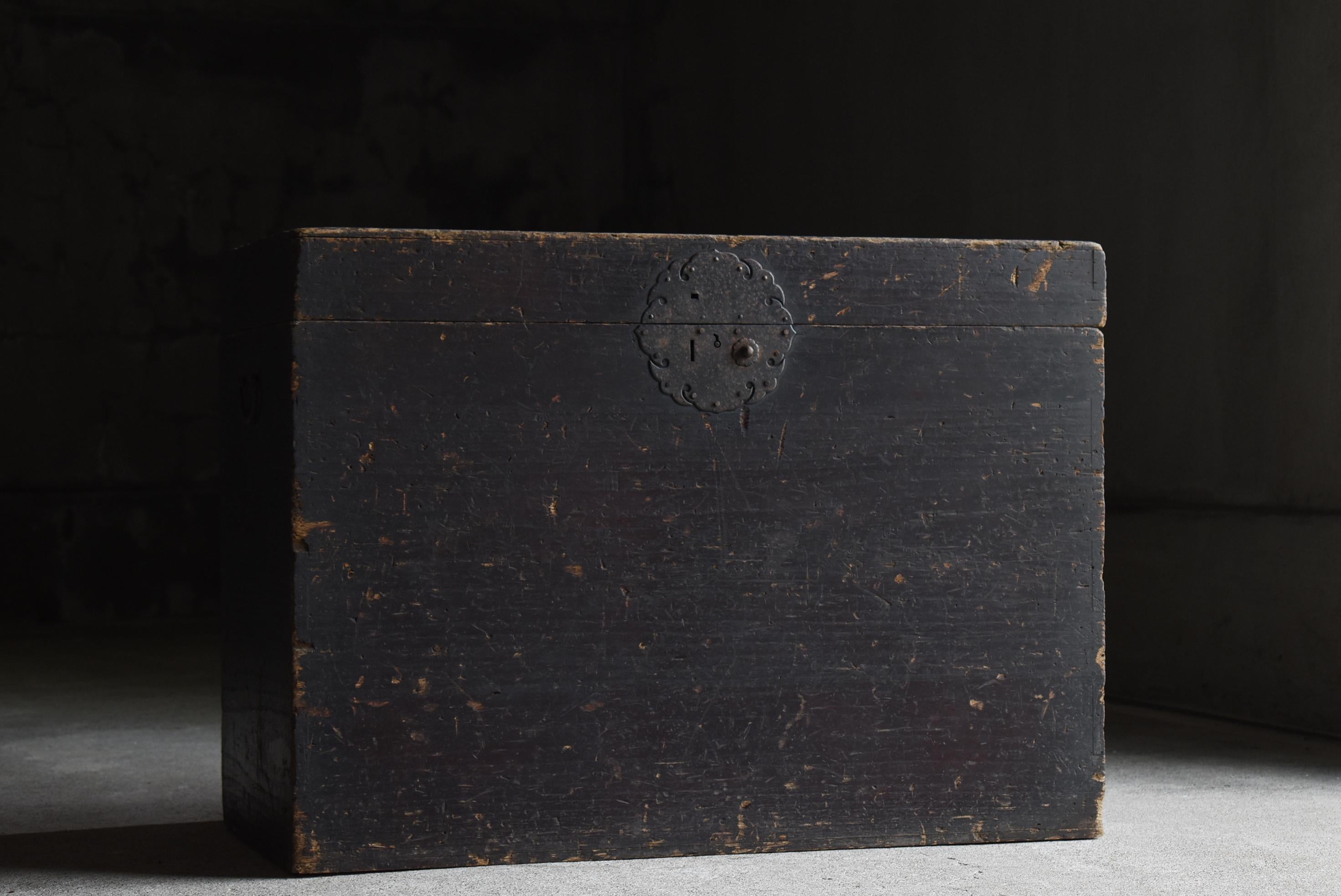 Meiji Japanese Antique Storage Box 1860s-1900s / Tansu Sideboard Wabisabi For Sale