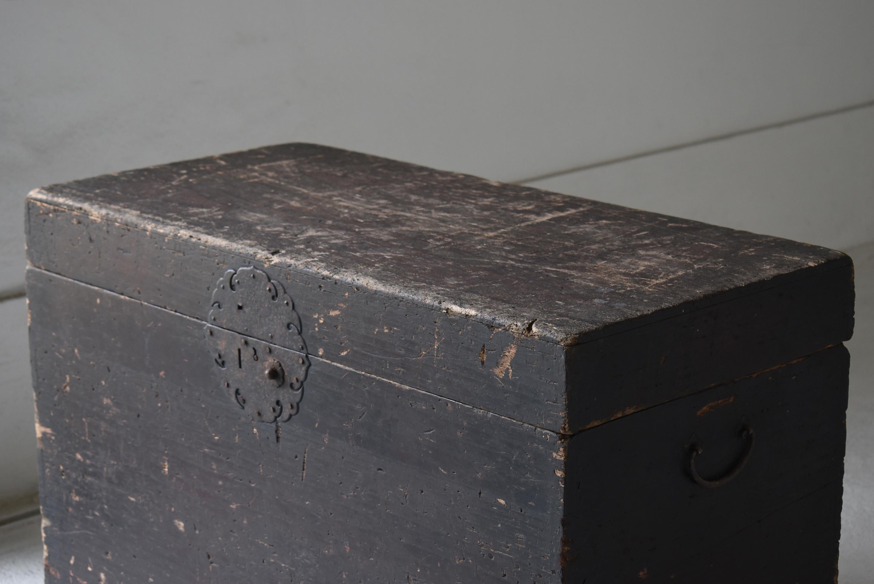 Woodwork Japanese Antique Storage Box 1860s-1900s / Tansu Sideboard Wabisabi For Sale