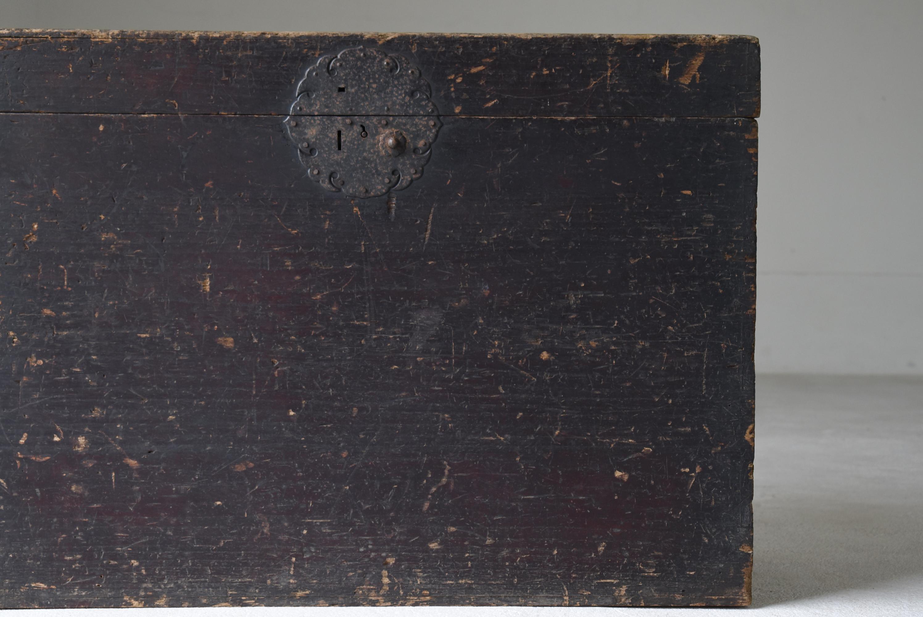 Japanese Antique Storage Box 1860s-1900s / Tansu Sideboard Wabisabi In Good Condition For Sale In Chōsei District Nagara, JP