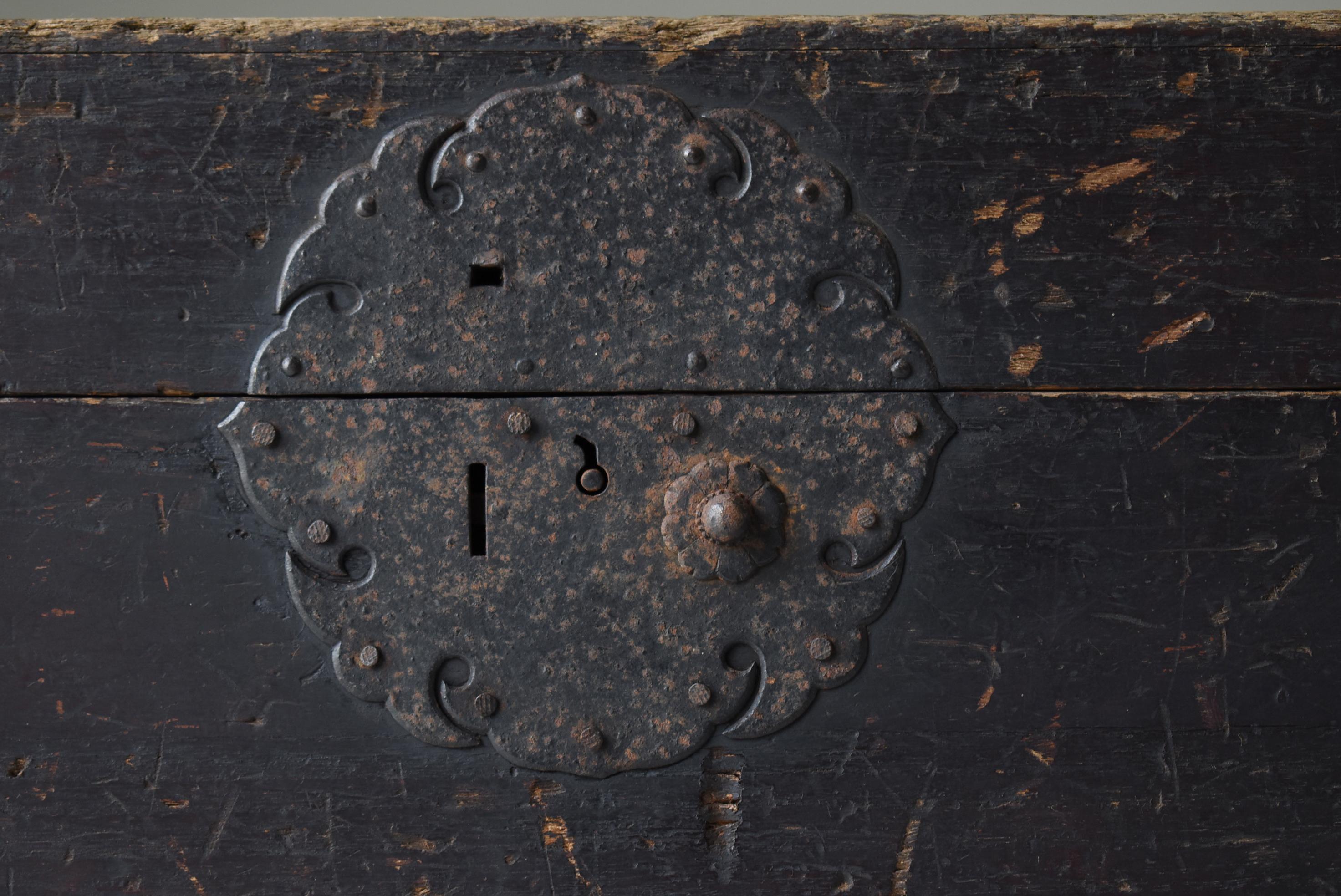 20th Century Japanese Antique Storage Box 1860s-1900s / Tansu Sideboard Wabisabi For Sale