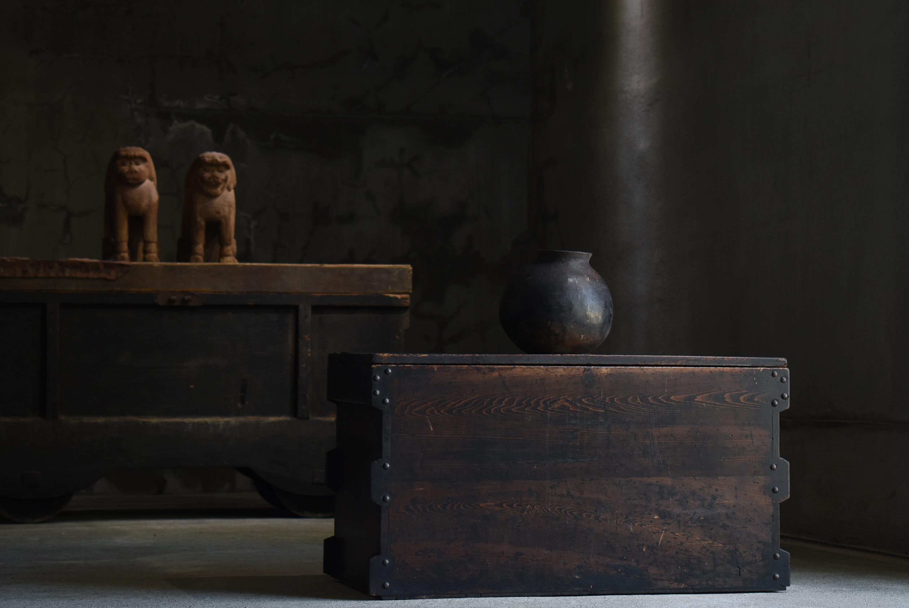 Very old Japanese black storage box.
Made in the Meiji era (1860s-1900s).
The material is cedar wood.

There are no unnecessary decorations, simple and beautiful.
It is the ultimate simplicity.
The jet-black color is also cool.

This furniture can
