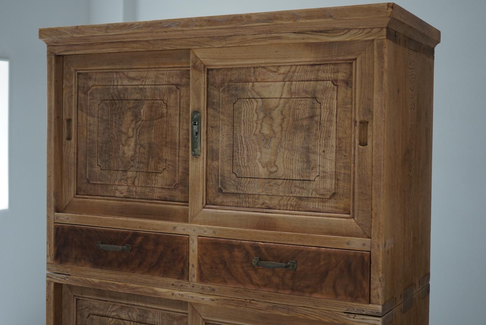 This is an old Japanese storage shelf.
It was made around the early Showa period.
It is made from elm wood.
This shelf is stacked in three levels and can be divided into three sections.

There is no problem with use, but there are many repair marks