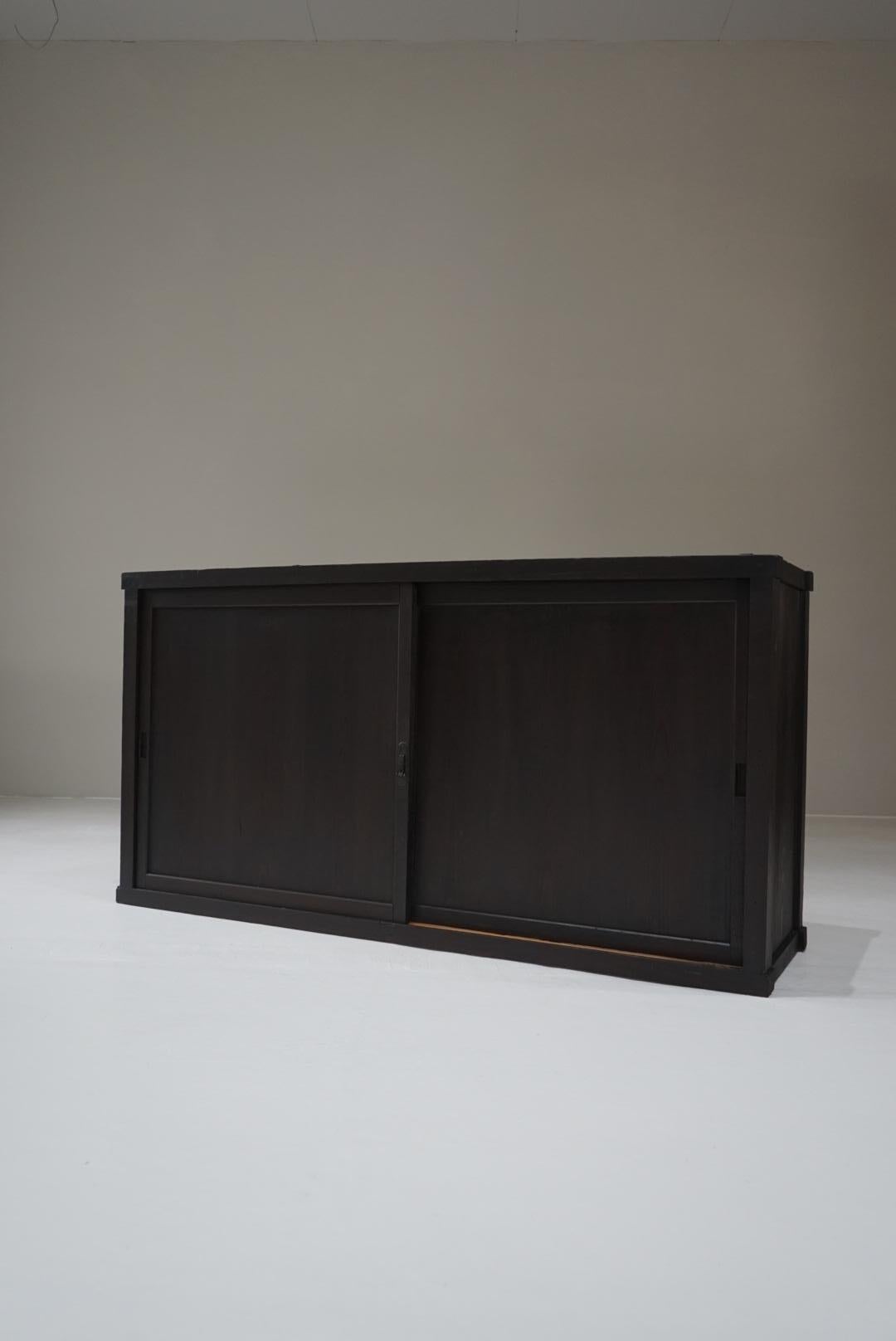 Se trata de una antigua estantería de almacenaje japonesa.
Se fabricó en torno al periodo Meiji.
Está hecho de madera de cedro.
Hay una sensación de elegancia en su sencillez.

Teniendo en cuenta su antigüedad, está en buen estado.
Las puertas se