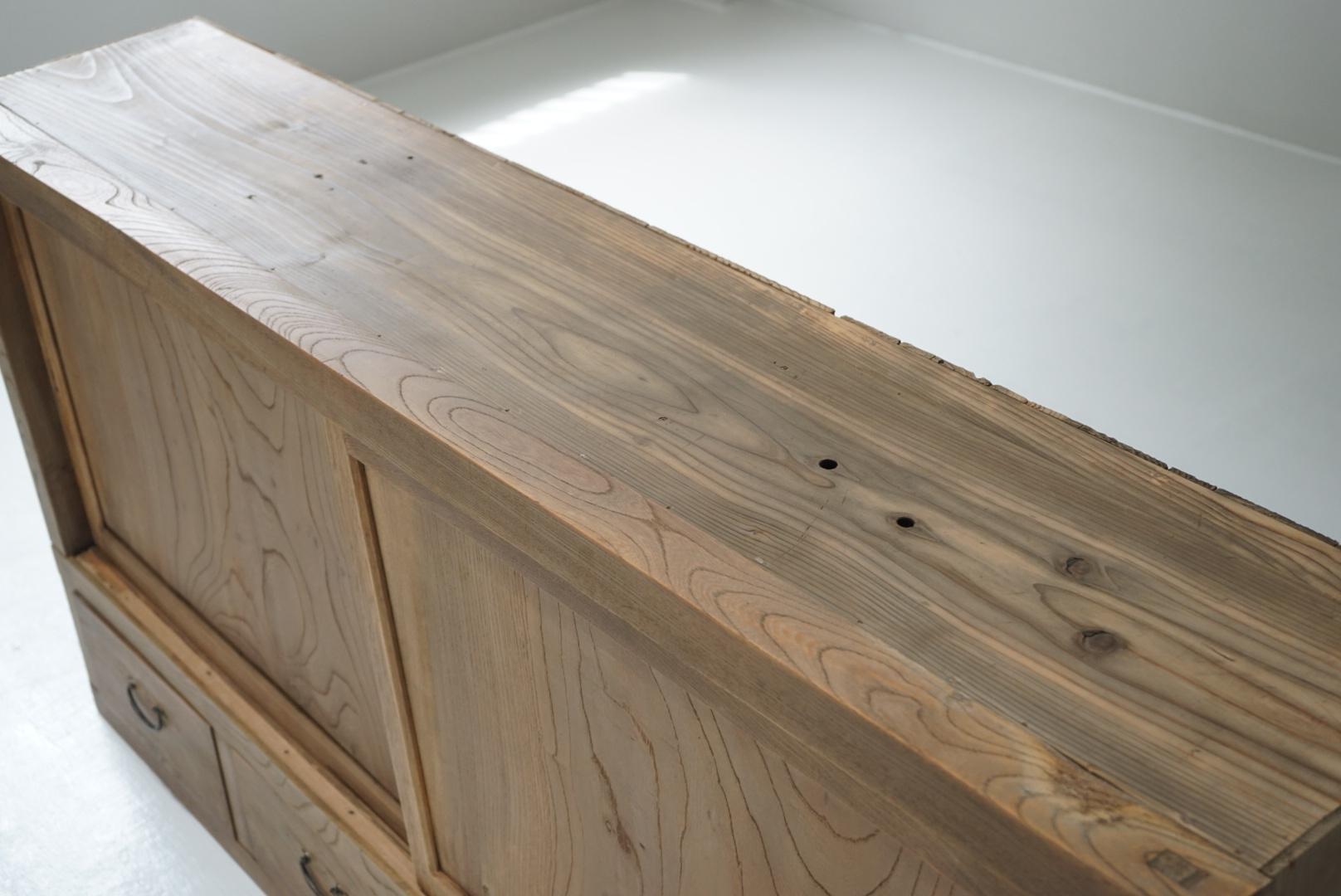 Si tratta di un vecchio scaffale giapponese.
È realizzato in legno di castagno e cedro.
Il colore del legno si è scurito nel corso degli anni.
Le bellissime venature del legno sono visibili ovunque, rendendo questo scaffale piacevole da vedere.

C'è