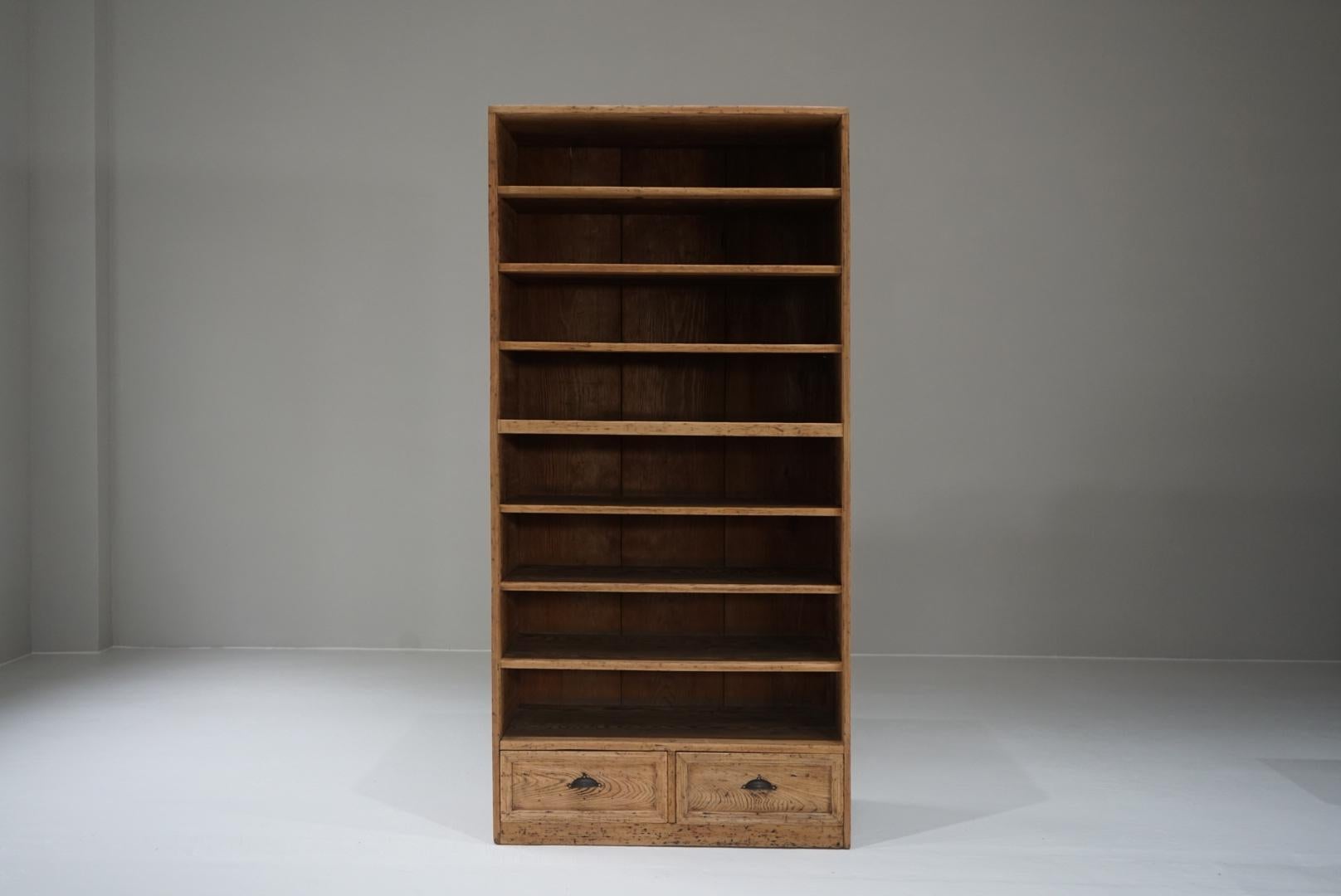 Il s'agit d'une ancienne étagère de rangement japonaise.
Il a été fabriqué au début de la période Showa.
Il est entièrement fabriqué en bois de pin.
Il est lourd au toucher et son aspect magnifiquement vieilli est très agréable.
Avec 8 étagères